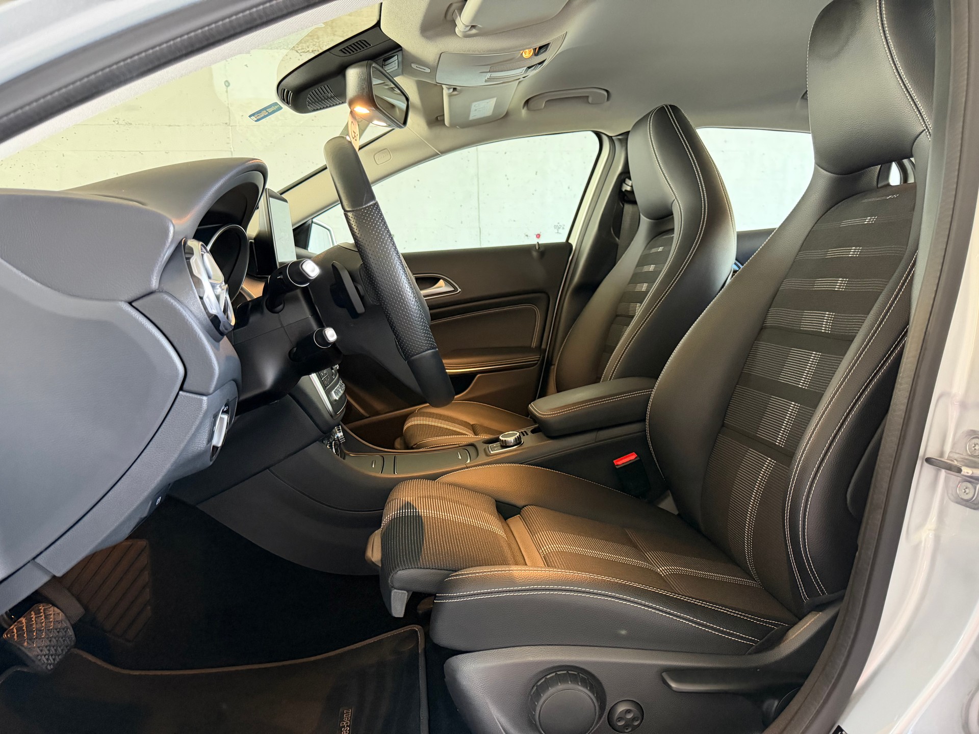 MERCEDES-BENZ GLA 180 Urban 7G-Tronic-image-14