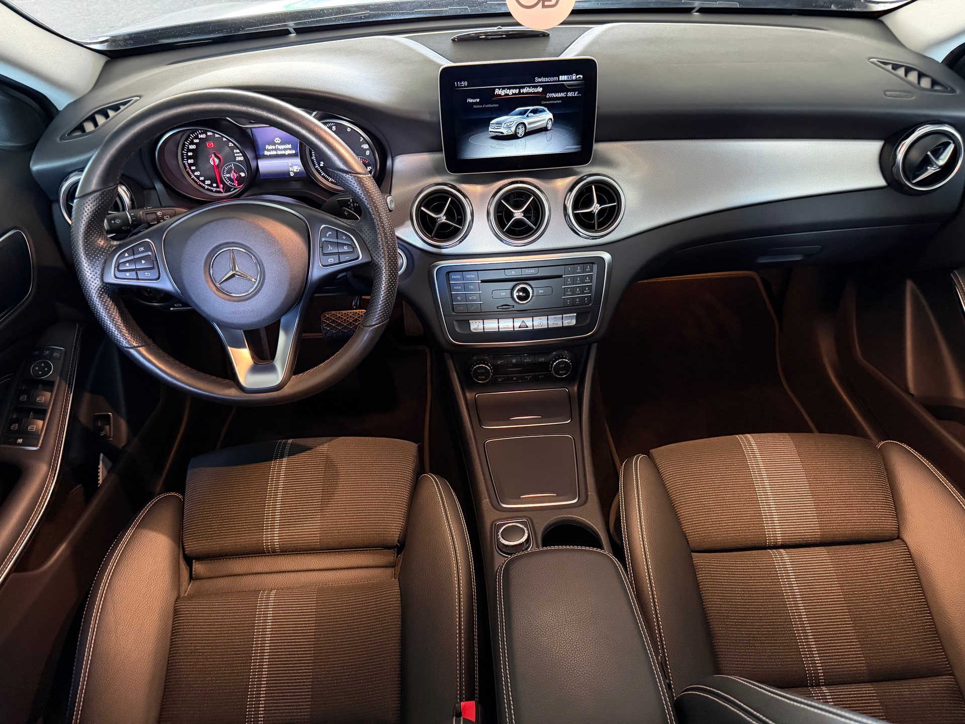 MERCEDES-BENZ GLA 180 Urban 7G-Tronic-image-12