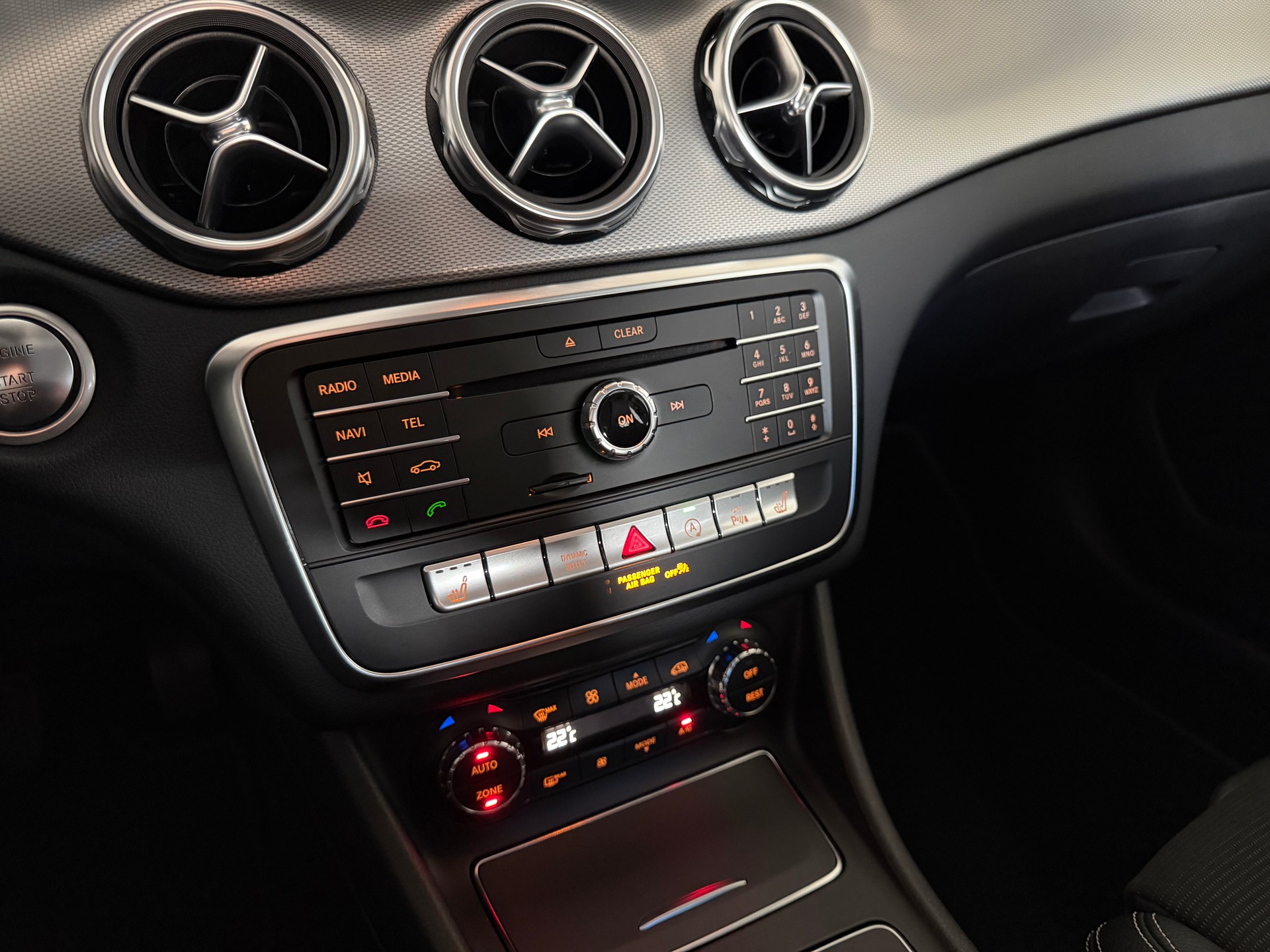 MERCEDES-BENZ GLA 180 Urban 7G-Tronic-image-23