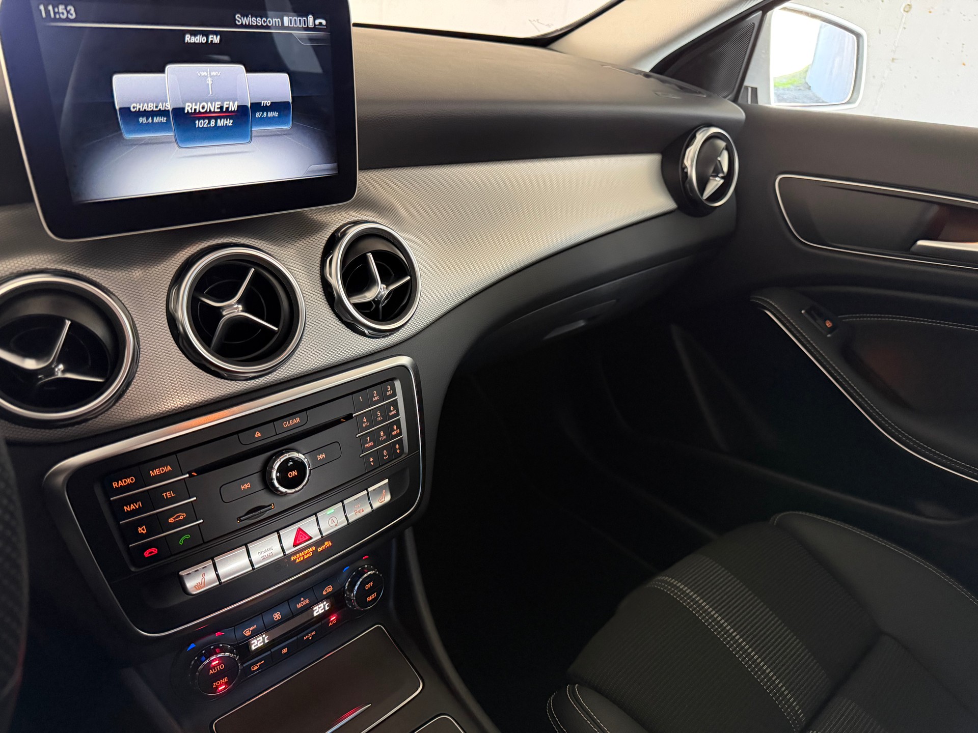 MERCEDES-BENZ GLA 180 Urban 7G-Tronic-image-21