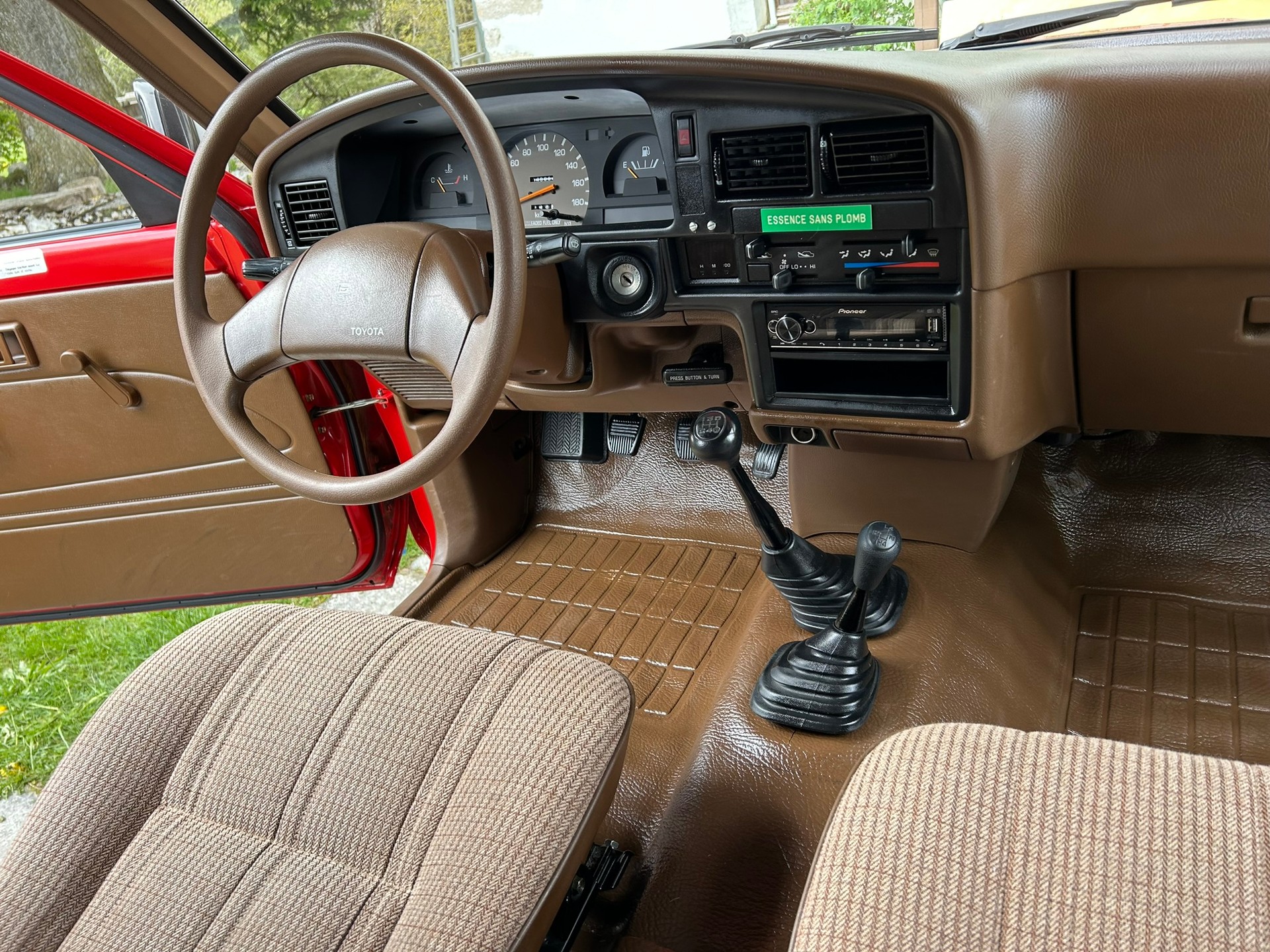 TOYOTA Hilux 4x4 Camper-image-4