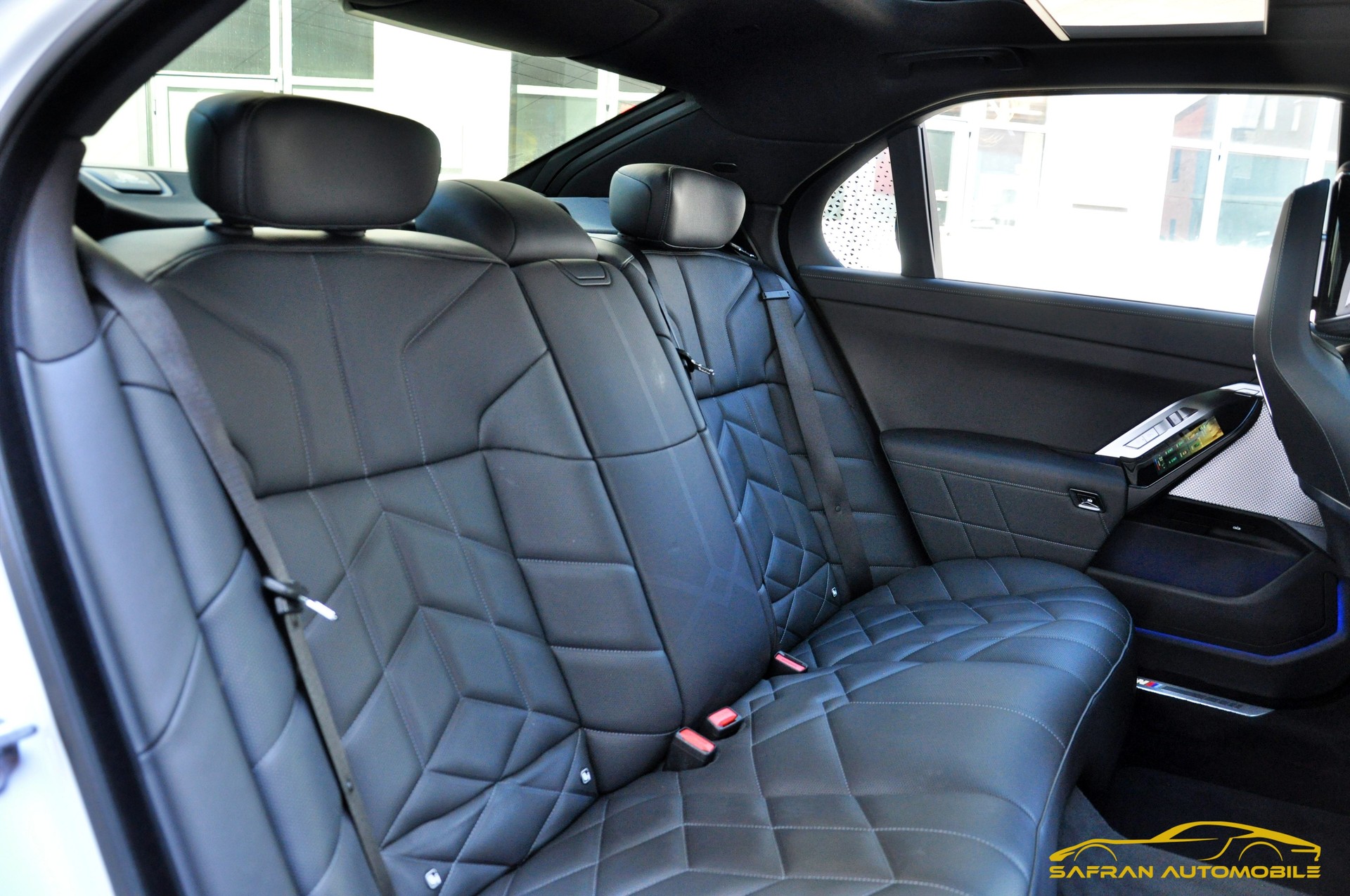BMW 740d xDrive 48V M Sport Pro Steptronic-image-13