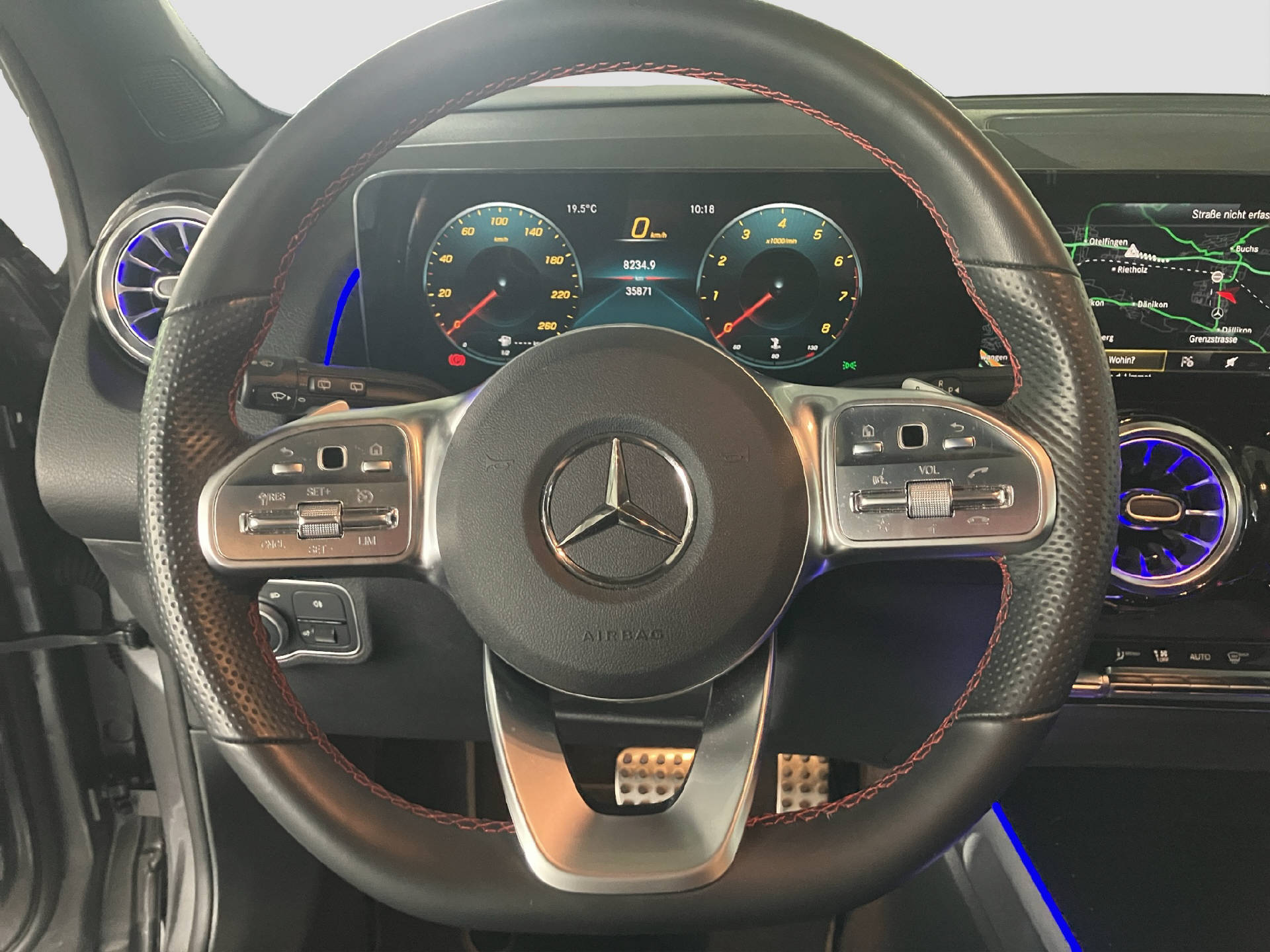 MERCEDES-BENZ GLB 200 AMG Line-image-8