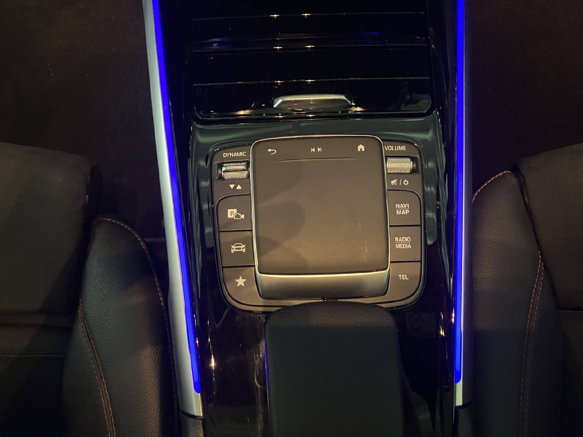 MERCEDES-BENZ GLB 200 AMG Line-image-9