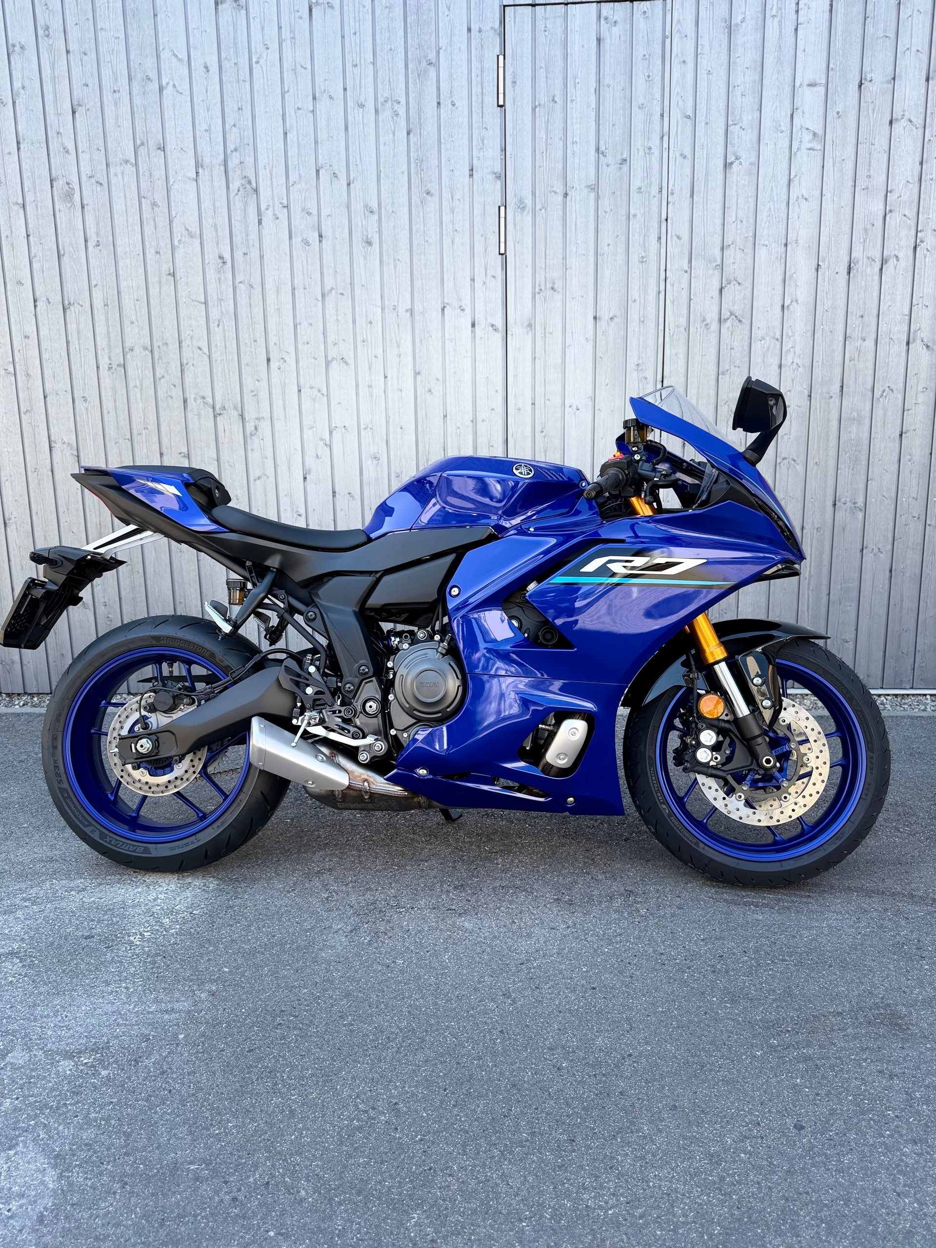 YAMAHA R7