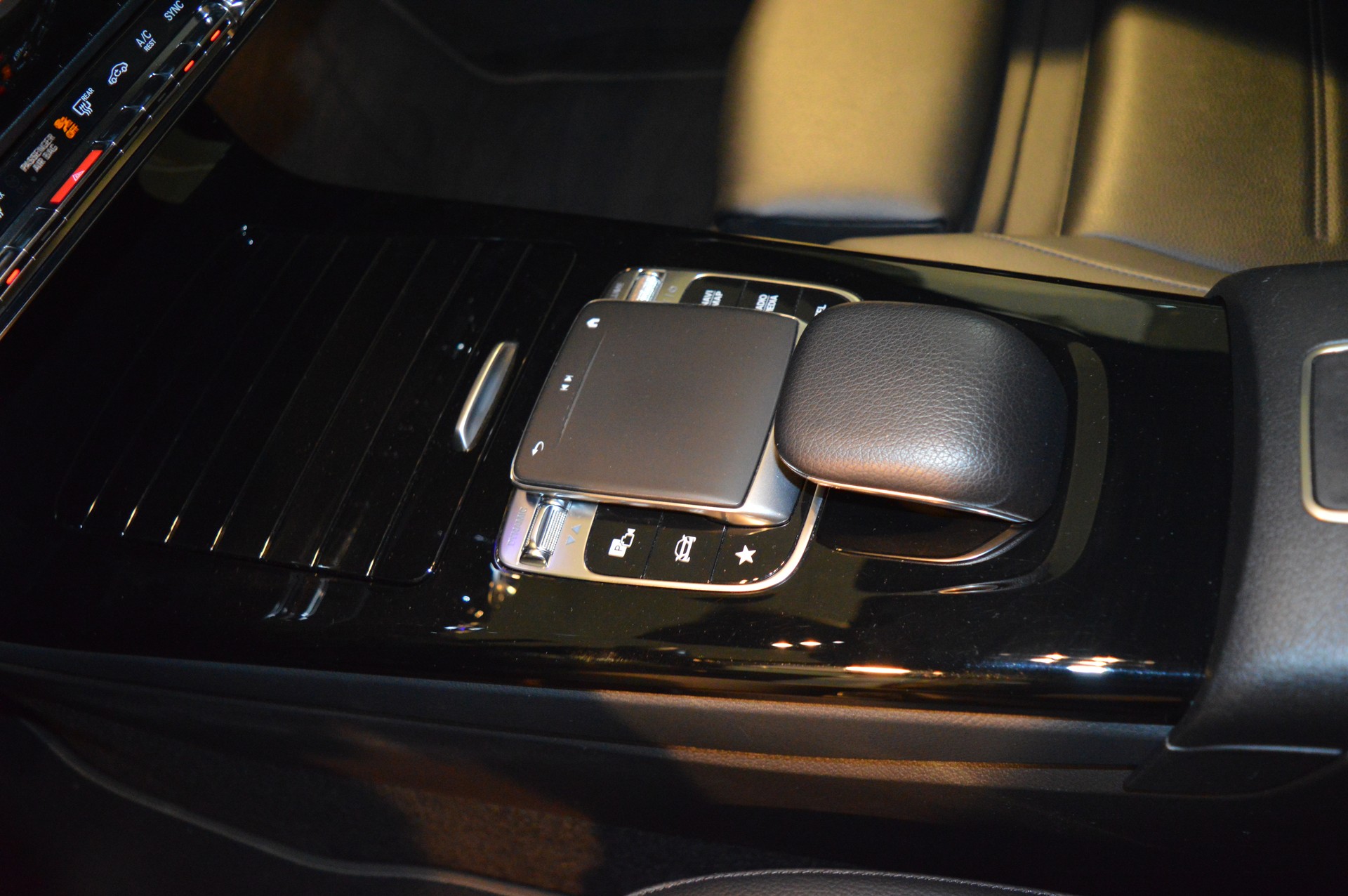 MERCEDES-BENZ A 200 Style 7G-DCT-image-23