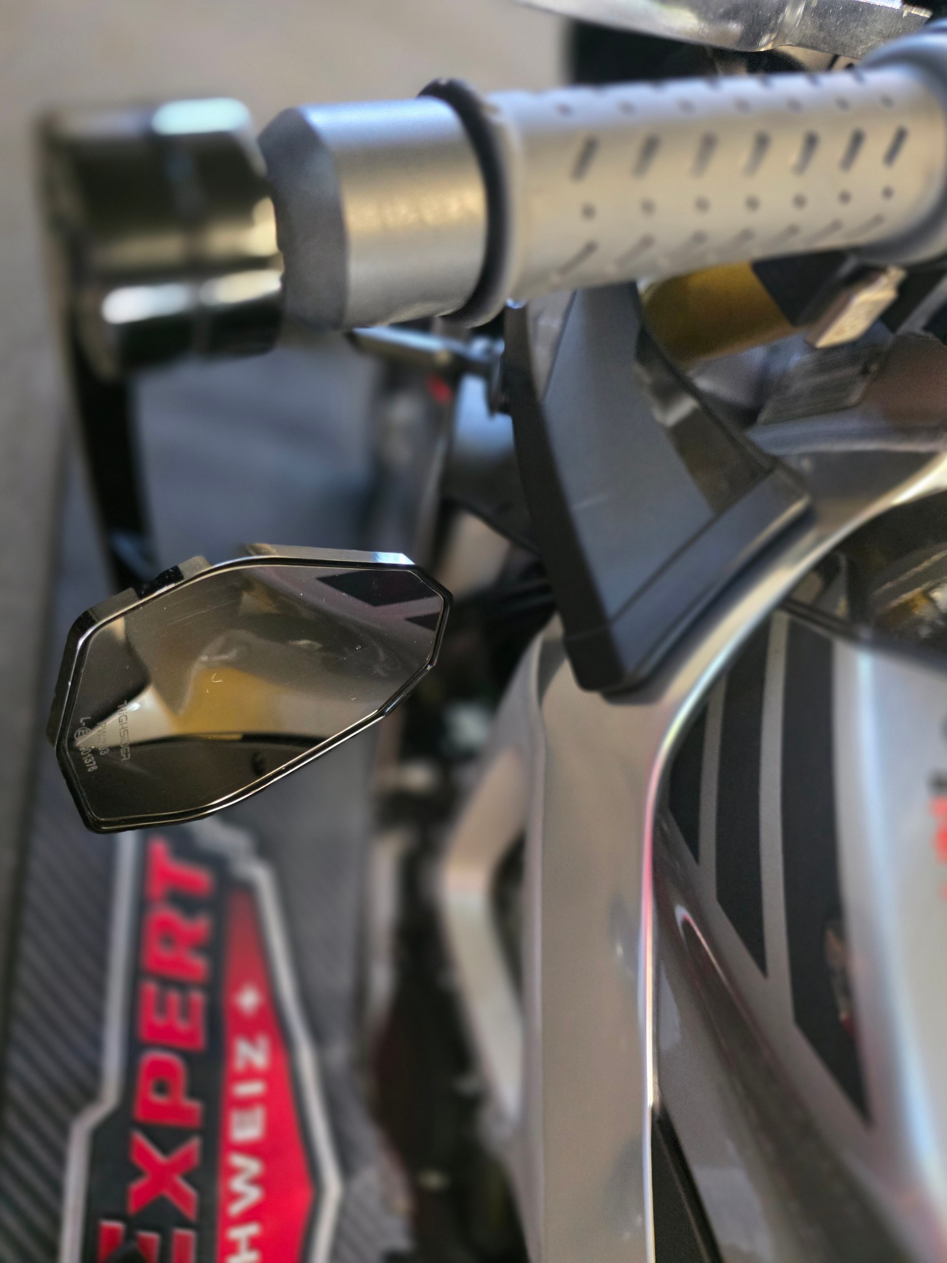 APRILIA Tuono V4 1100 R-image-8