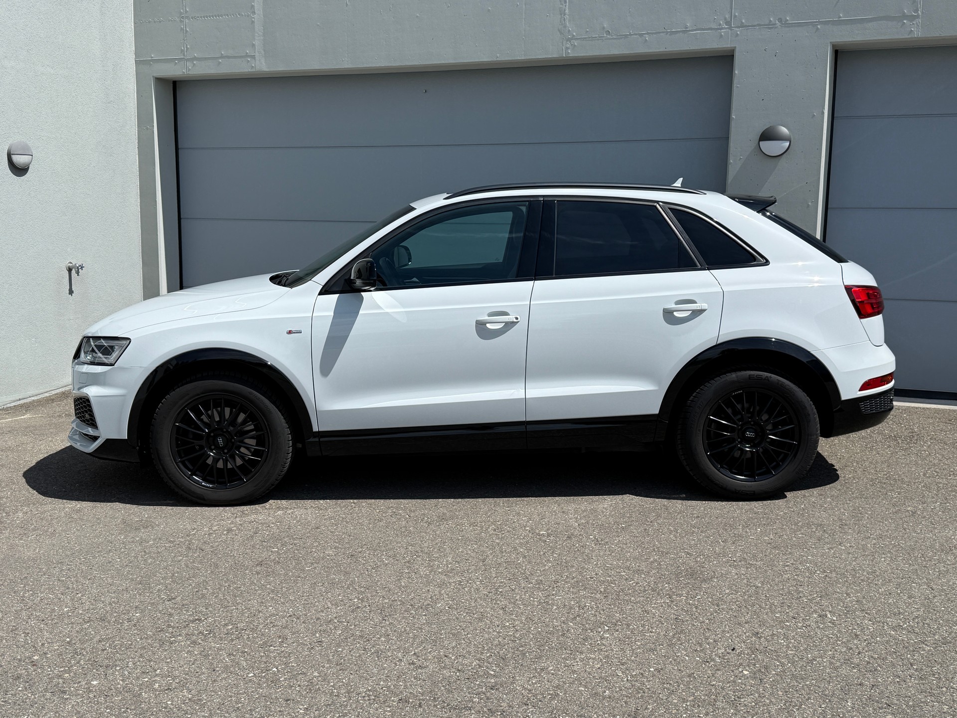 AUDI Q3 2.0 TDI sport quattro S line mit Panoramadach-showroom-element-1