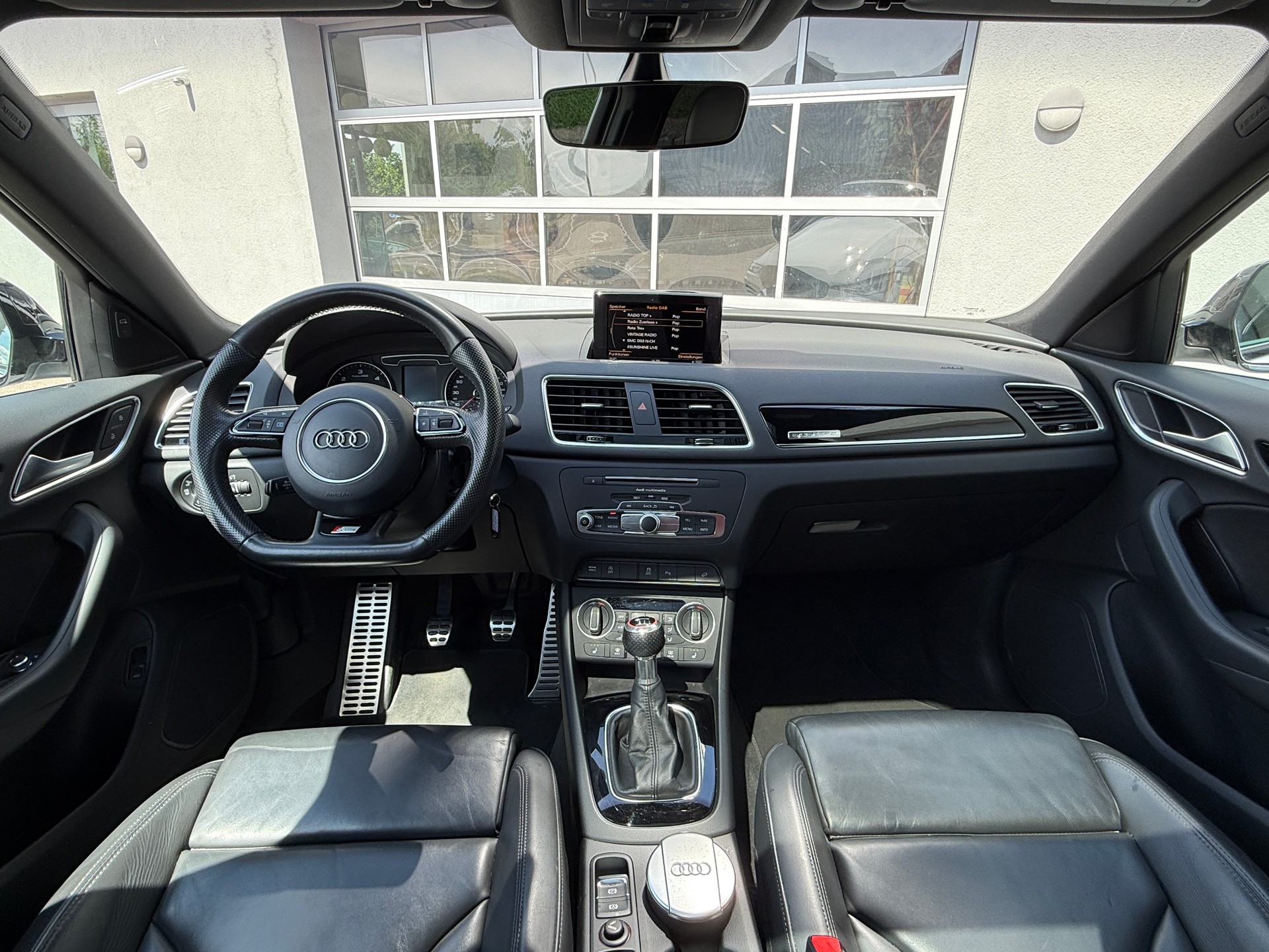 AUDI Q3 2.0 TDI sport quattro S line mit Panoramadach-showroom-element-3