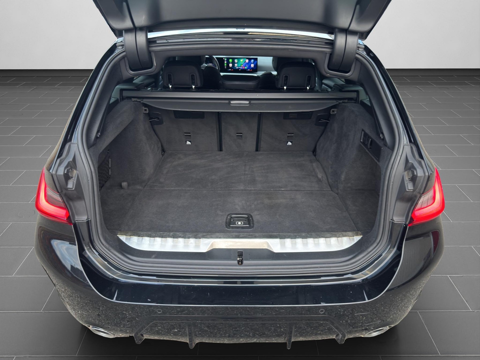 BMW 320e xDrive Touring-image-12
