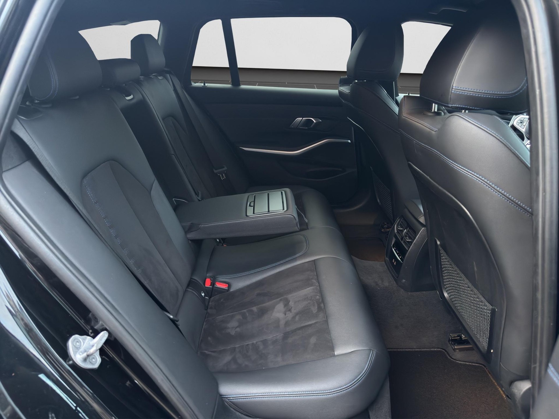 BMW 320e xDrive Touring-image-10