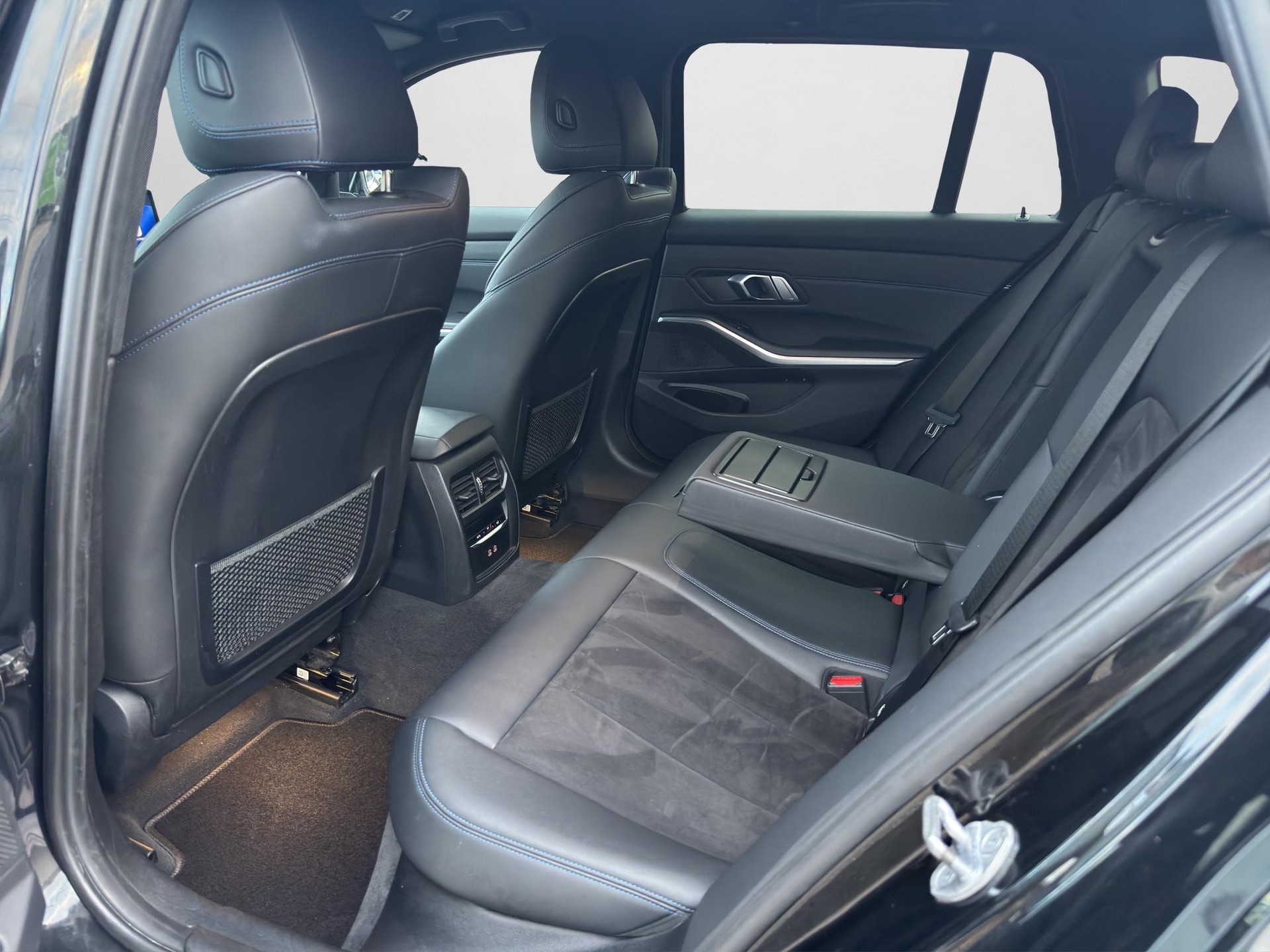 BMW 320e xDrive Touring-image-11
