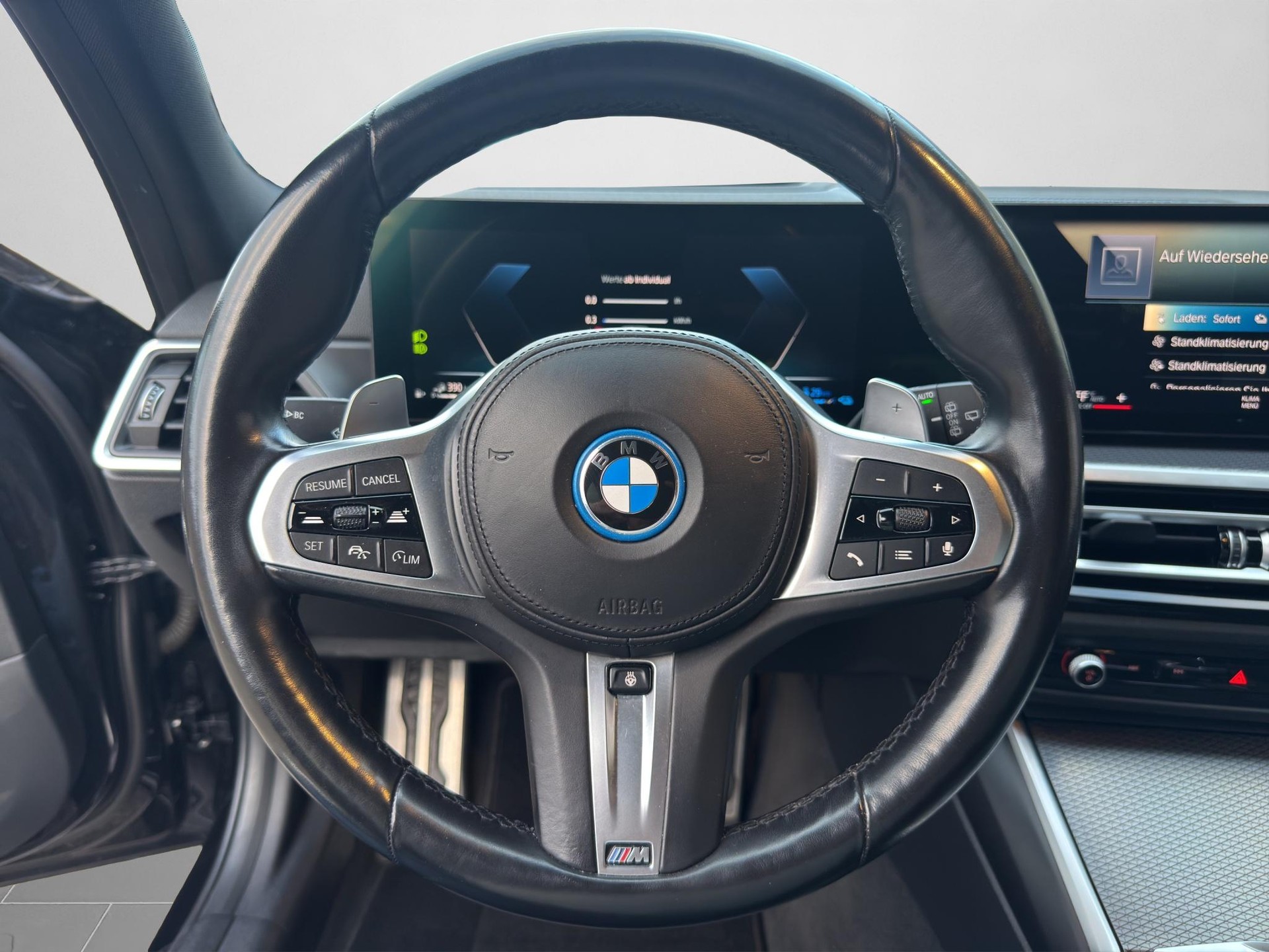 BMW 320e xDrive Touring-image-5
