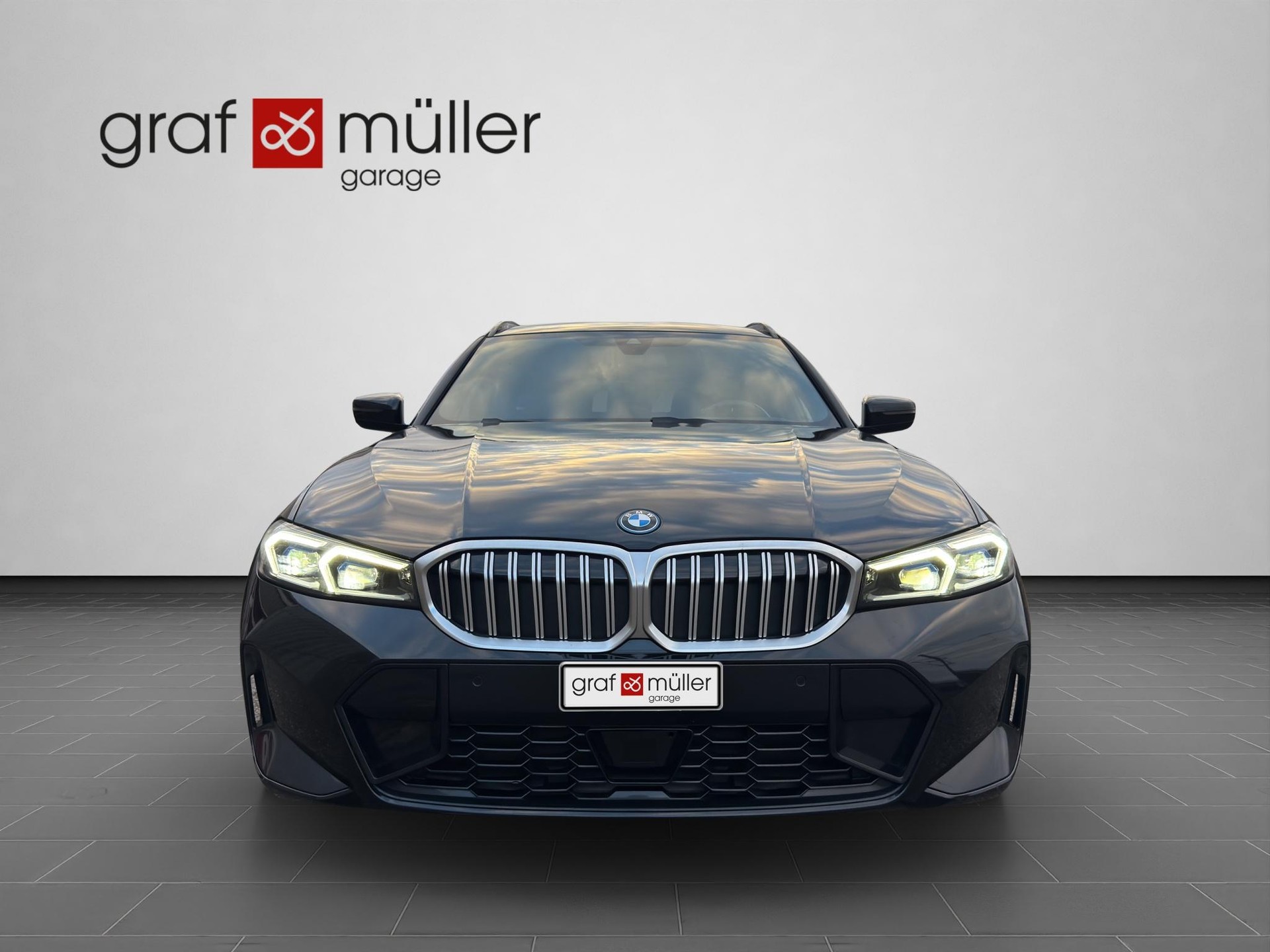 BMW 320e xDrive Touring-showroom-element-2