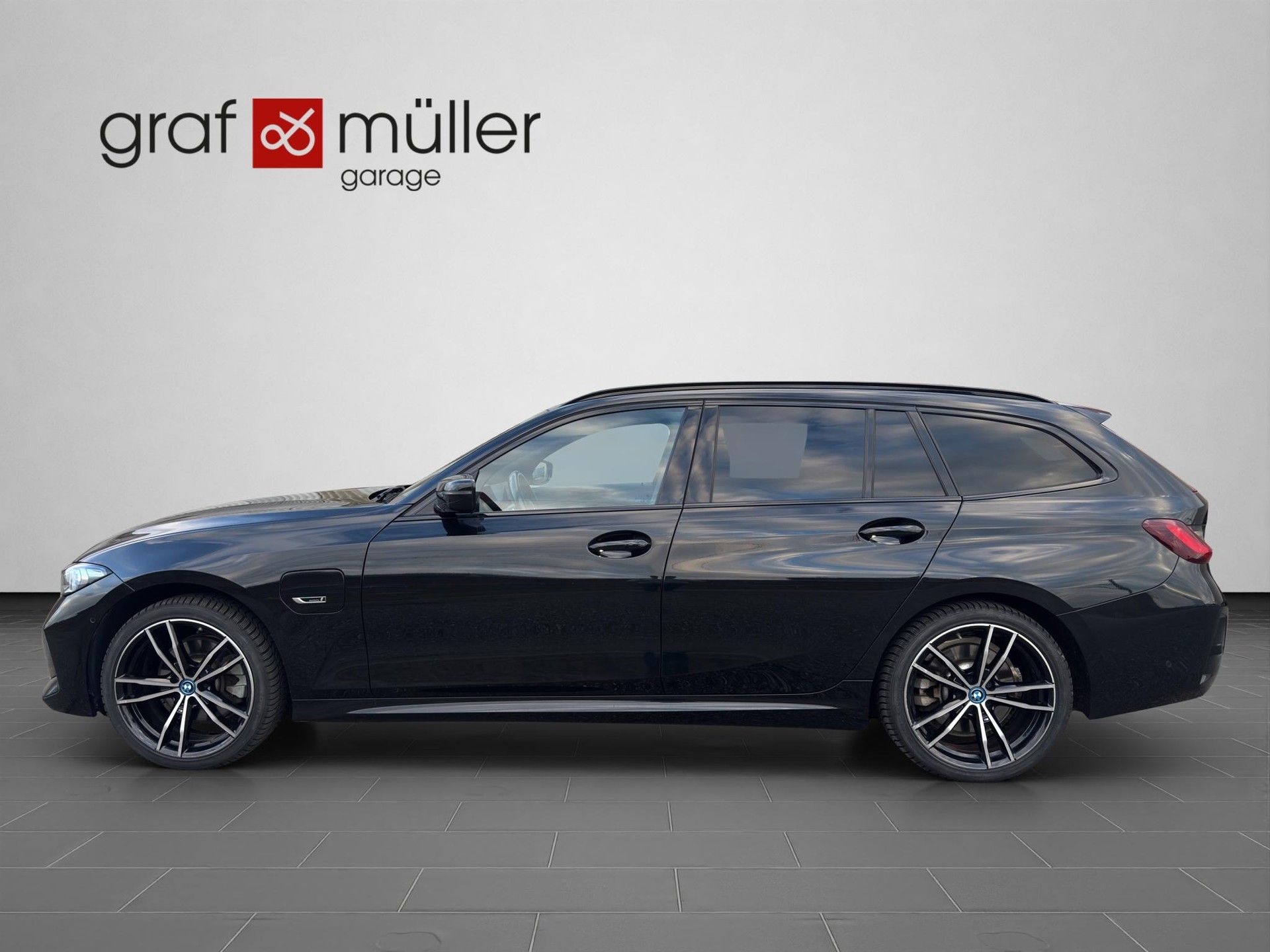 BMW 320e xDrive Touring-showroom-element-1