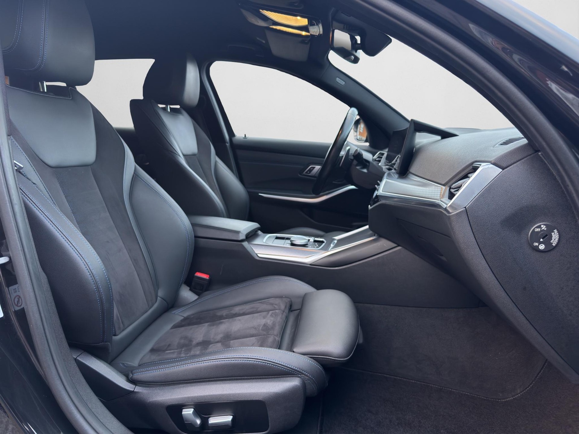 BMW 320e xDrive Touring-image-9