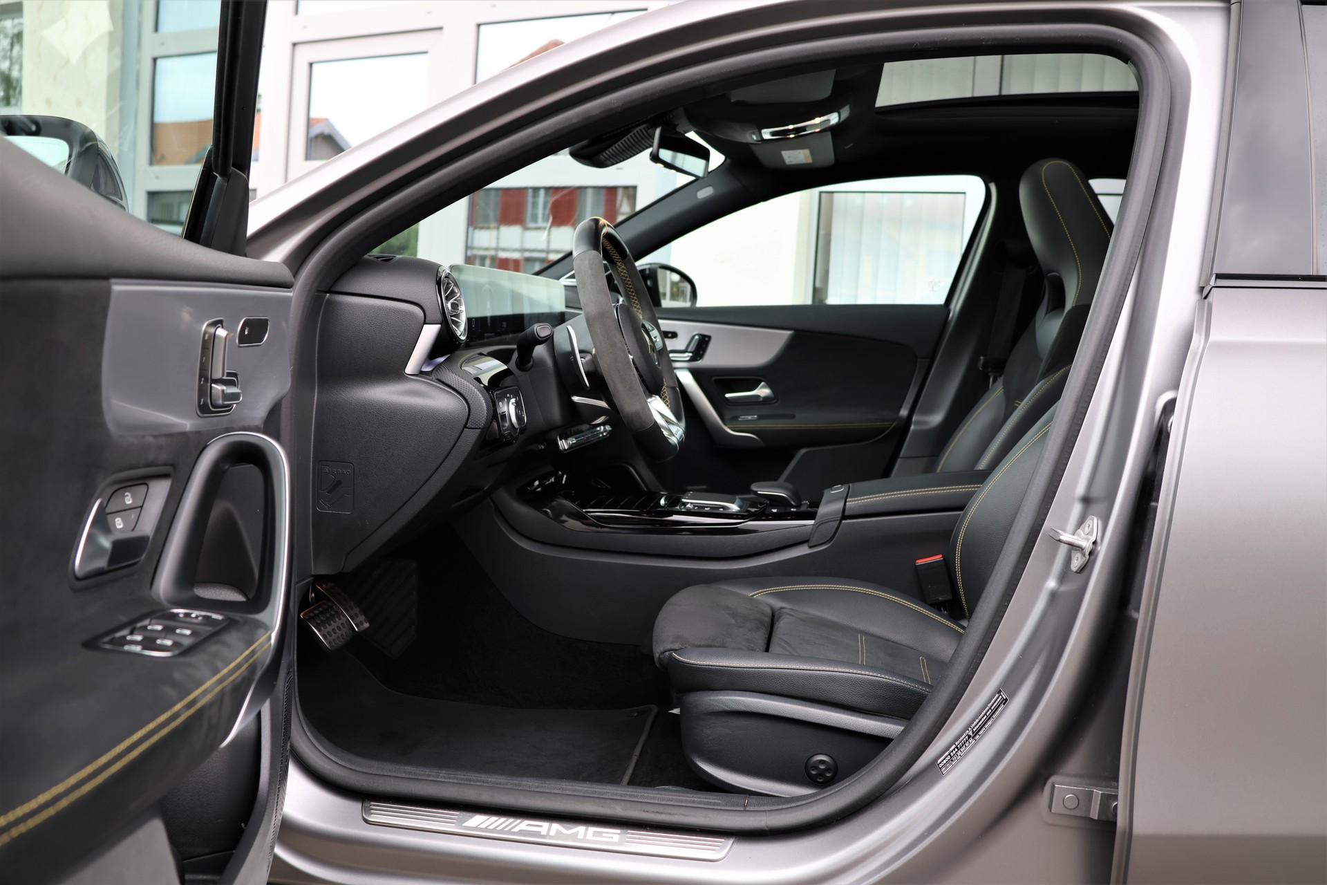 MERCEDES-BENZ A 45 S AMG 4Matic+ Speedshift (CH) *DesignoMagno*-image-9