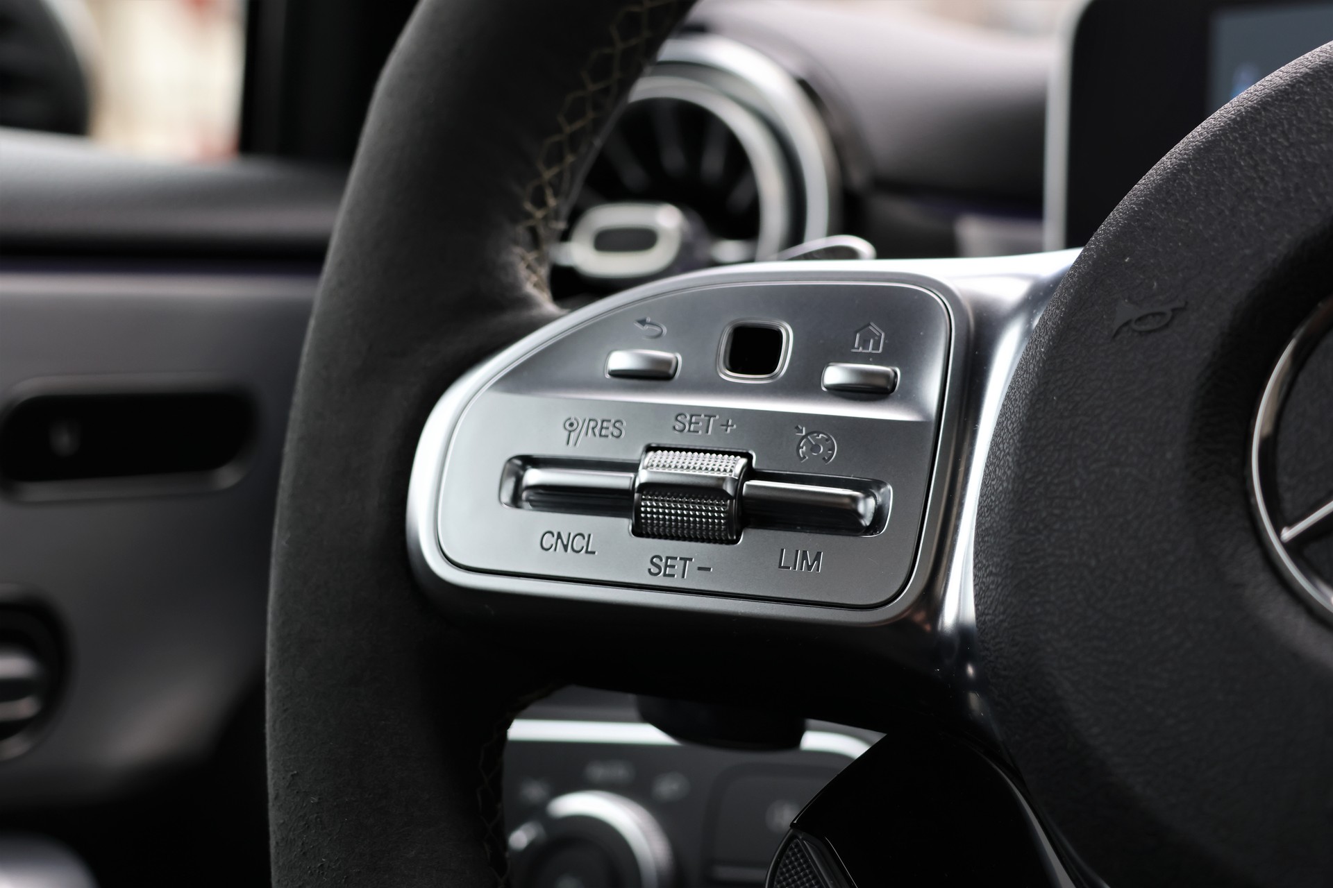 MERCEDES-BENZ A 45 S AMG 4Matic+ Speedshift (CH) *DesignoMagno*-image-17