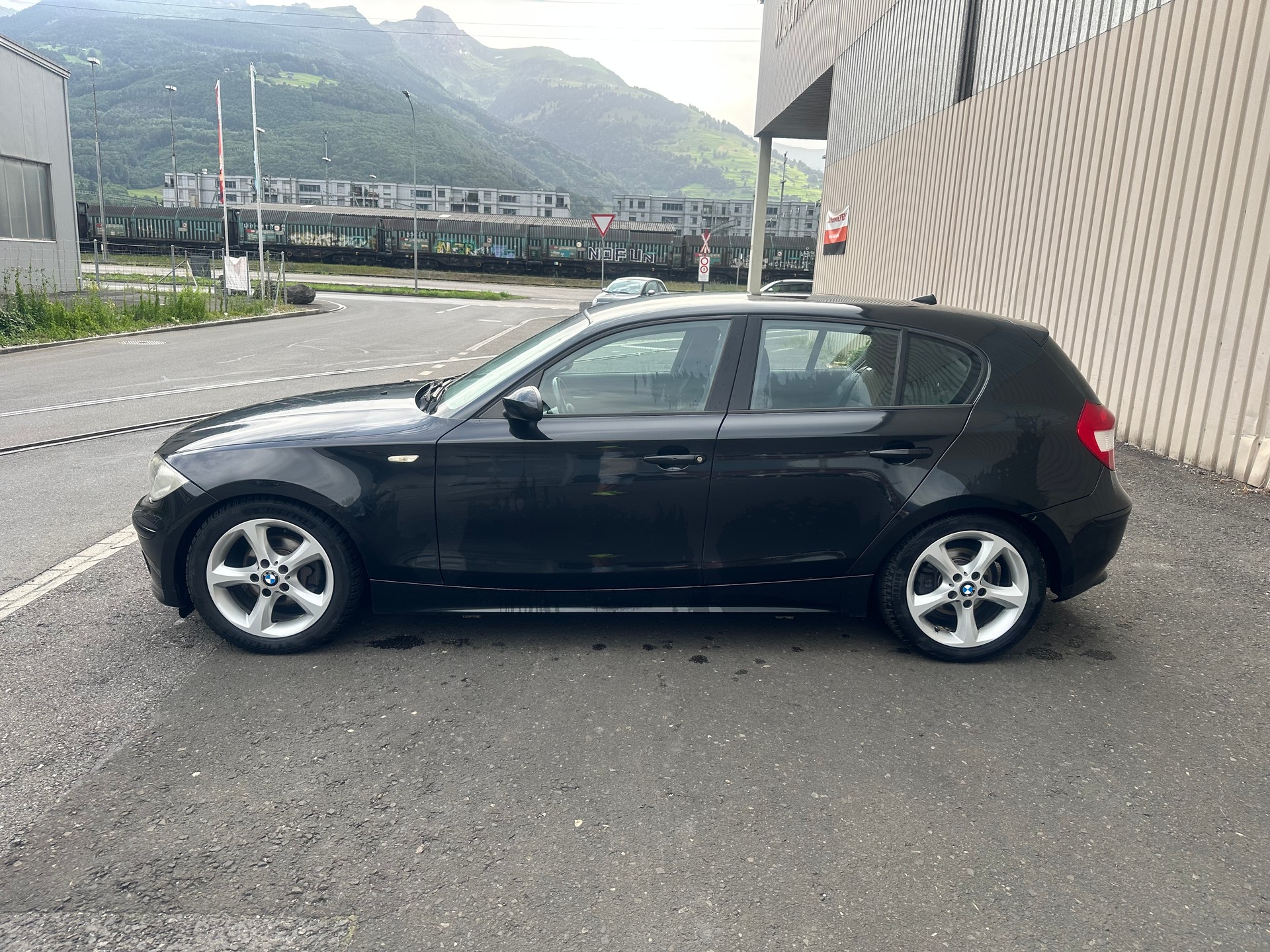 BMW 118i-image-3