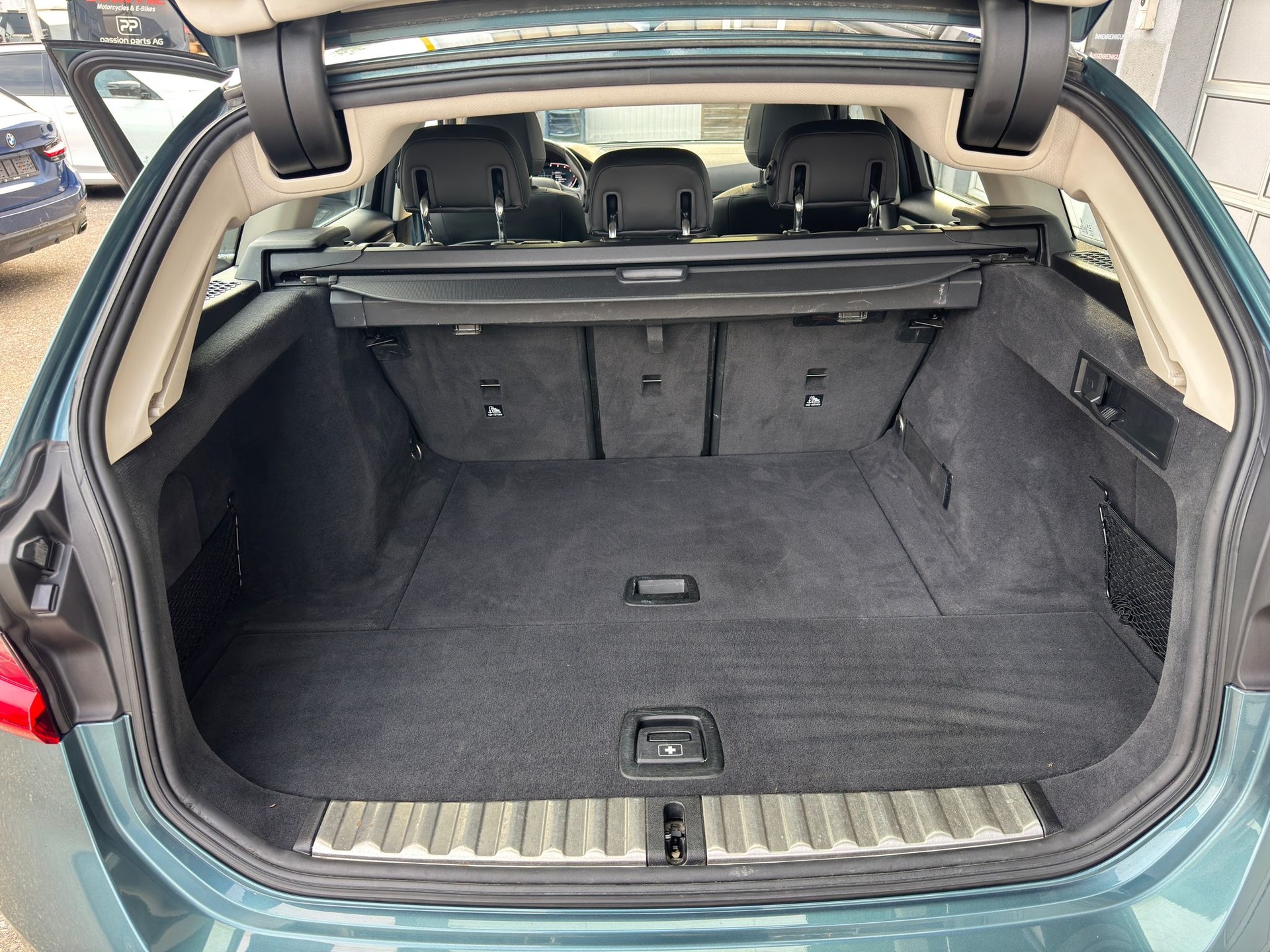 BMW 330d xDrive 48V Touring Steptronic-image-15