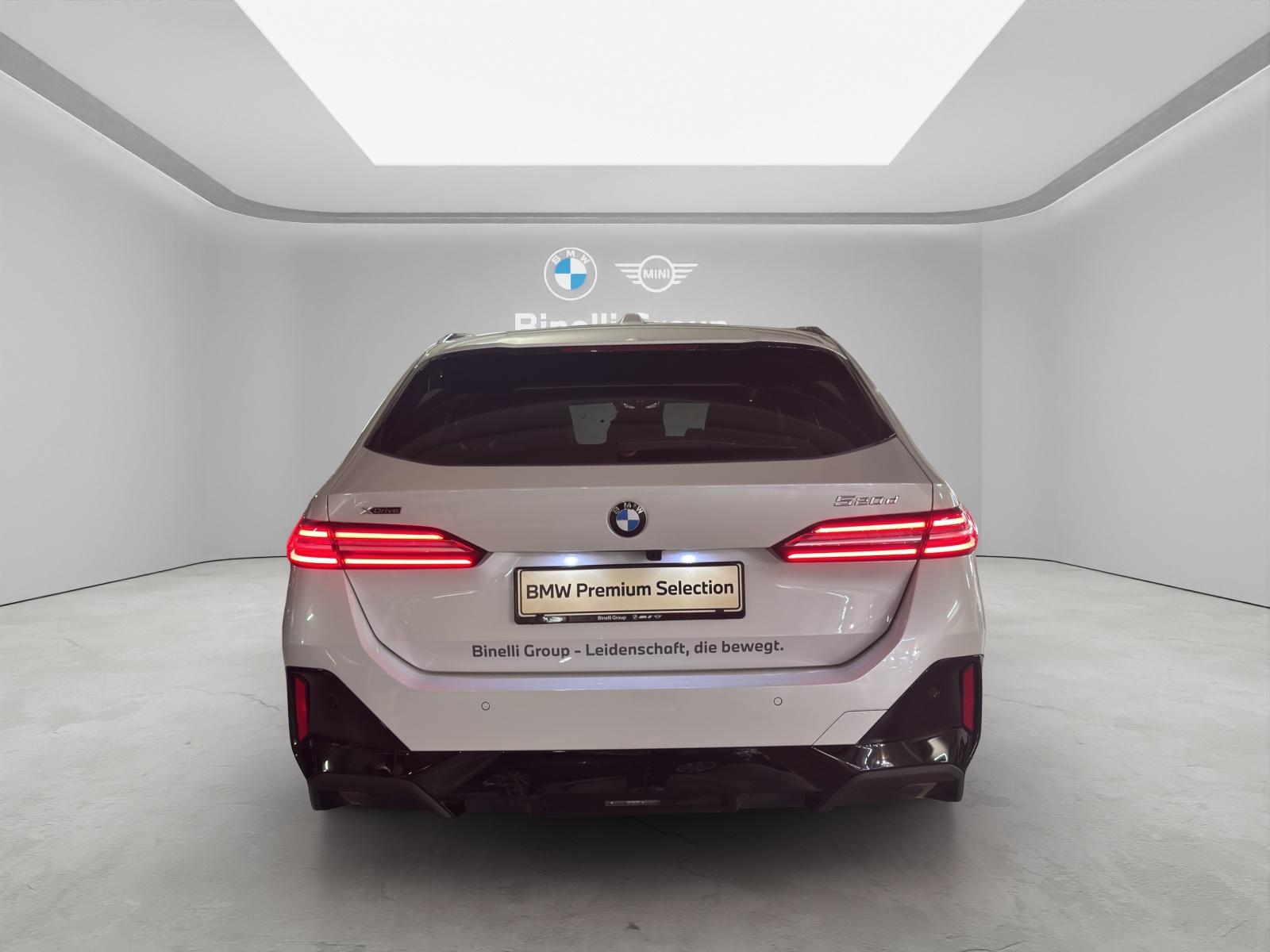BMW 520d xDrive Touring-showroom-element-3