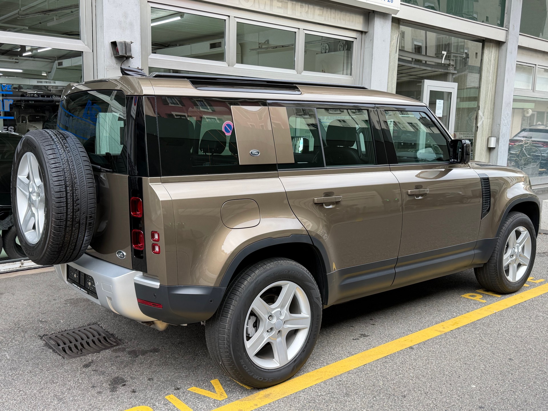 LAND ROVER Defender 110 P300 Si4 X-Dynamic SE AT8-image-2
