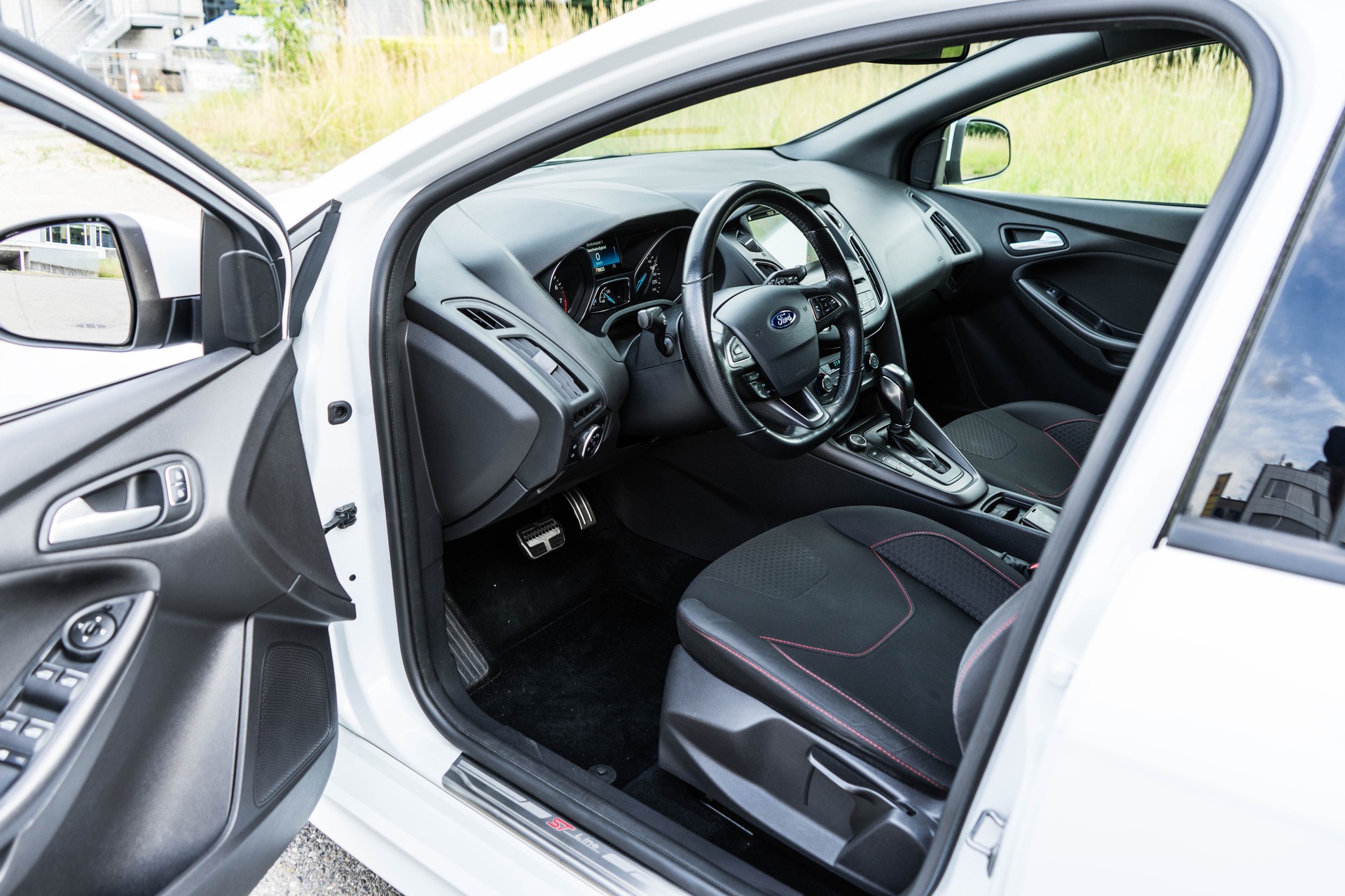 FORD Focus 1.5 SCTi ST Line Automatic-image-8