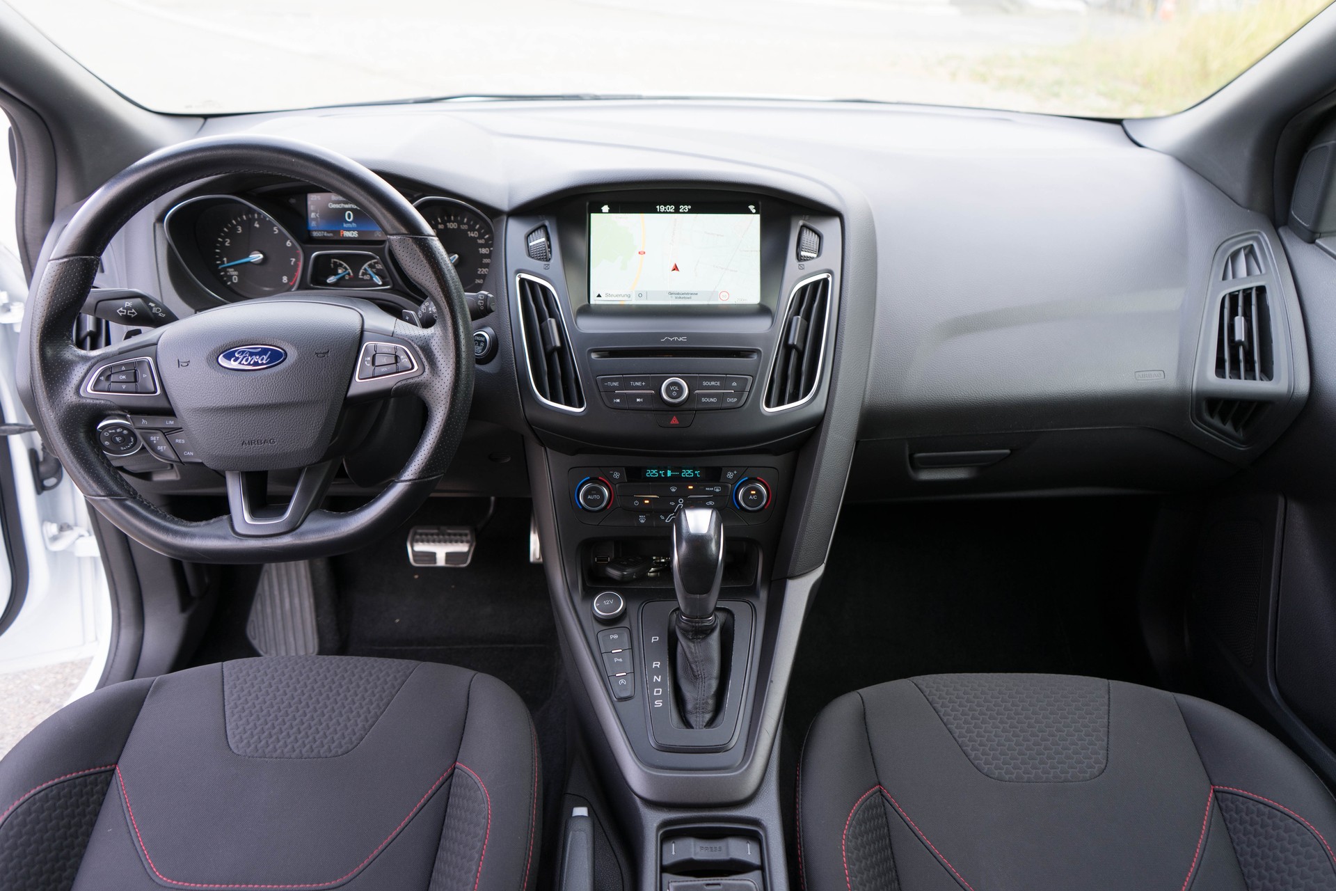 FORD Focus 1.5 SCTi ST Line Automatic-image-11