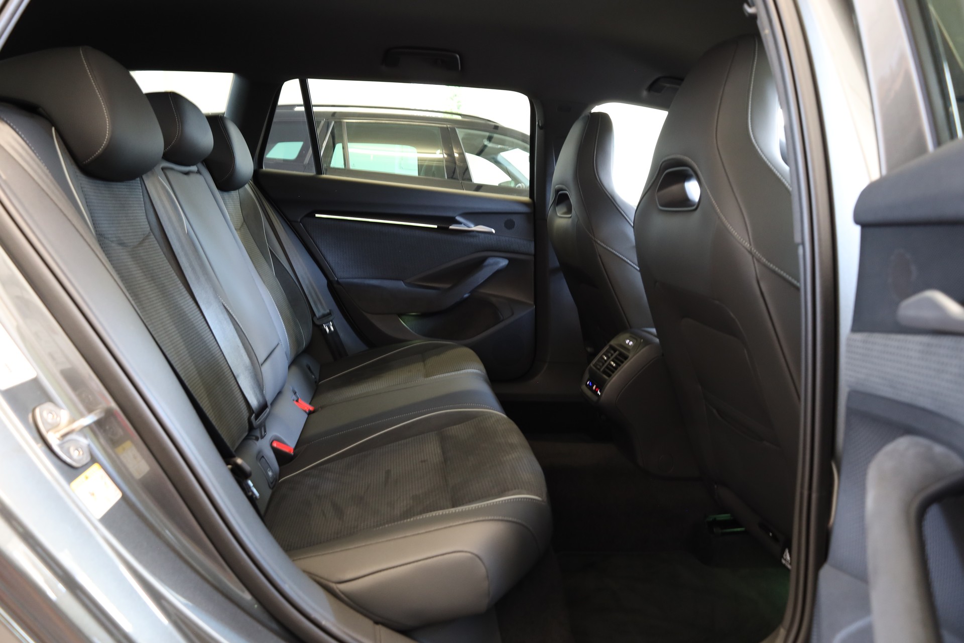 SKODA Superb Combi 2.0 TDi Sportline 4x4 DSG-image-15