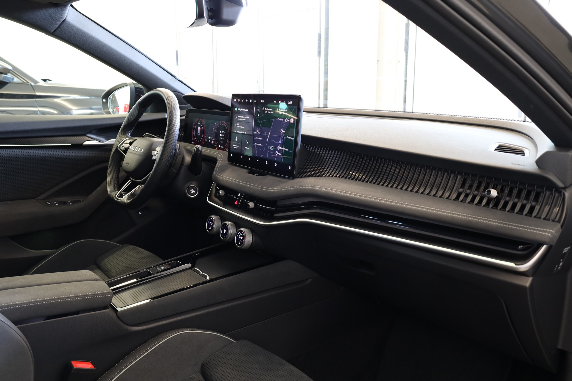 SKODA Superb Combi 2.0 TDi Sportline 4x4 DSG-image-18