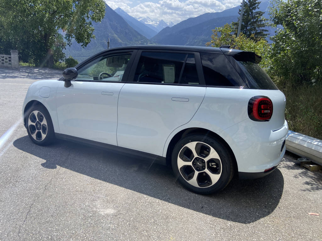 JAC E30X Electric-showroom-element-2