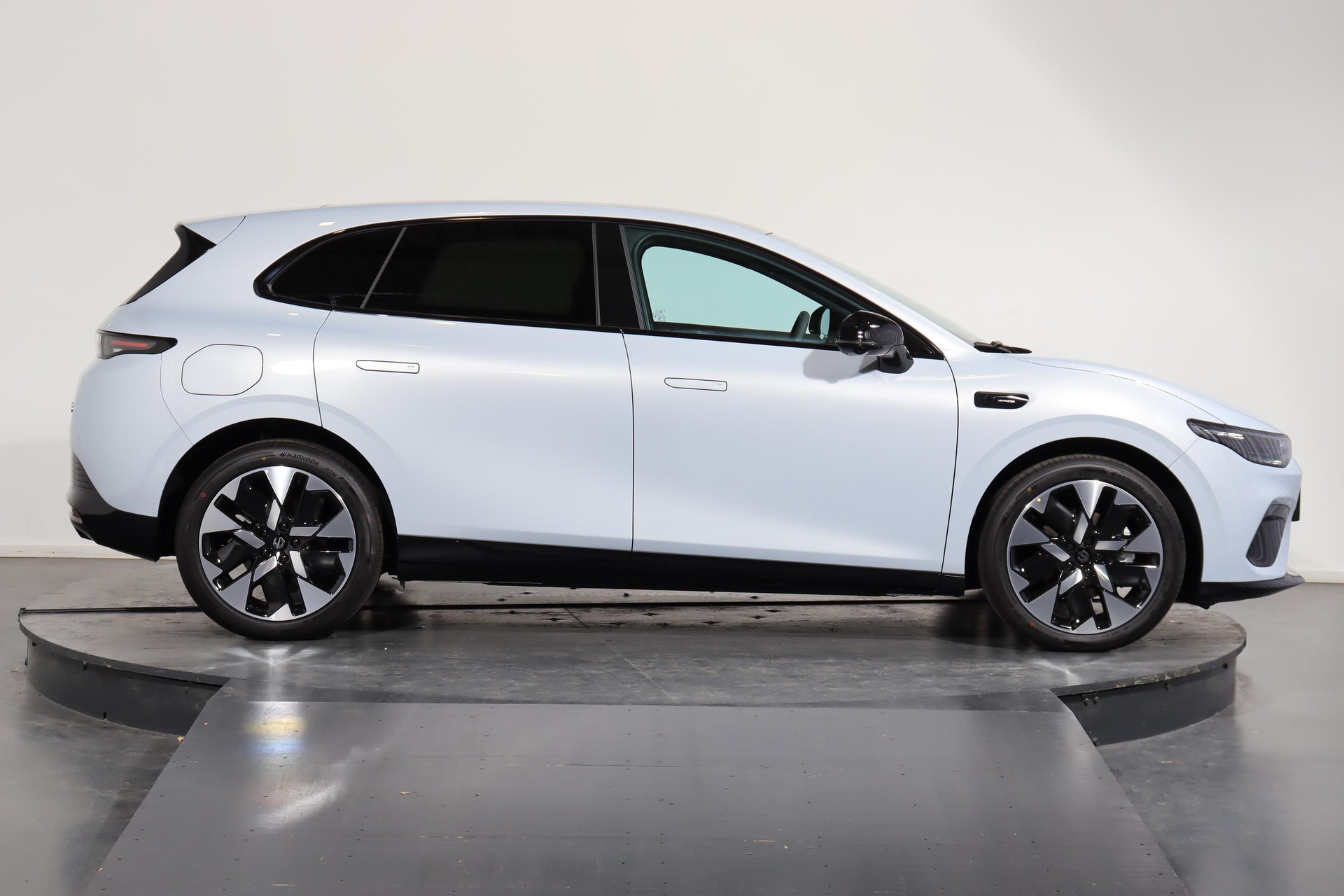 LEAPMOTOR B05 EV-showroom-element-1