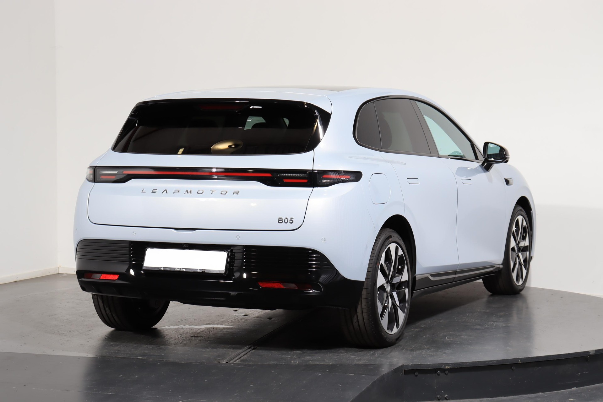 LEAPMOTOR B05 EV-showroom-element-2