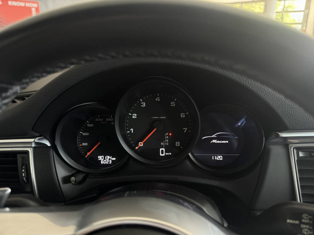 PORSCHE Macan 2.0-image-21