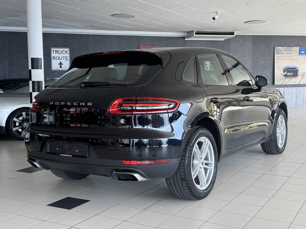 PORSCHE Macan 2.0-showroom-element-3