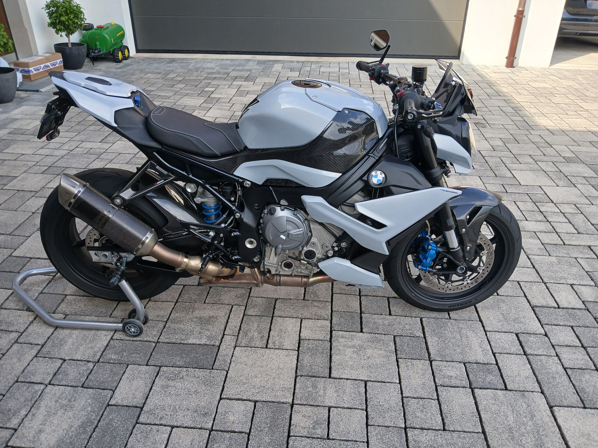 BMW M 1000 R-image-0
