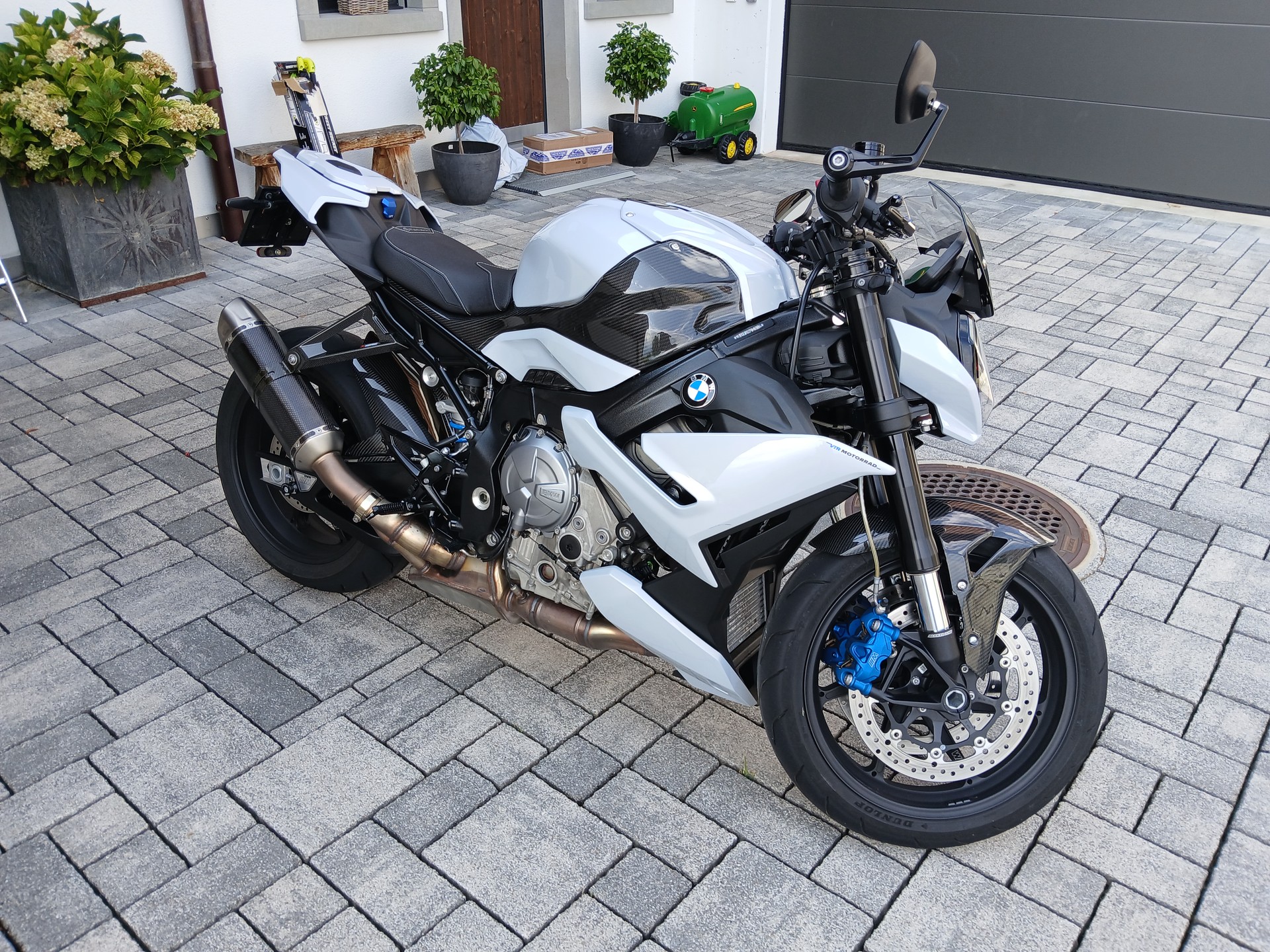 BMW M 1000 R-image-2