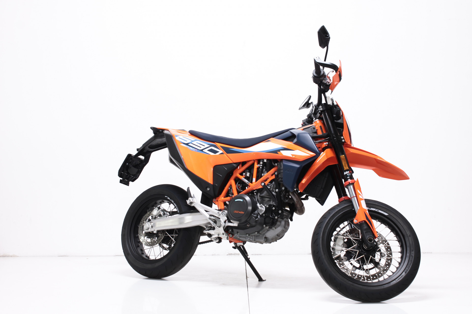 KTM 690 SMC R Supermoto-image-0