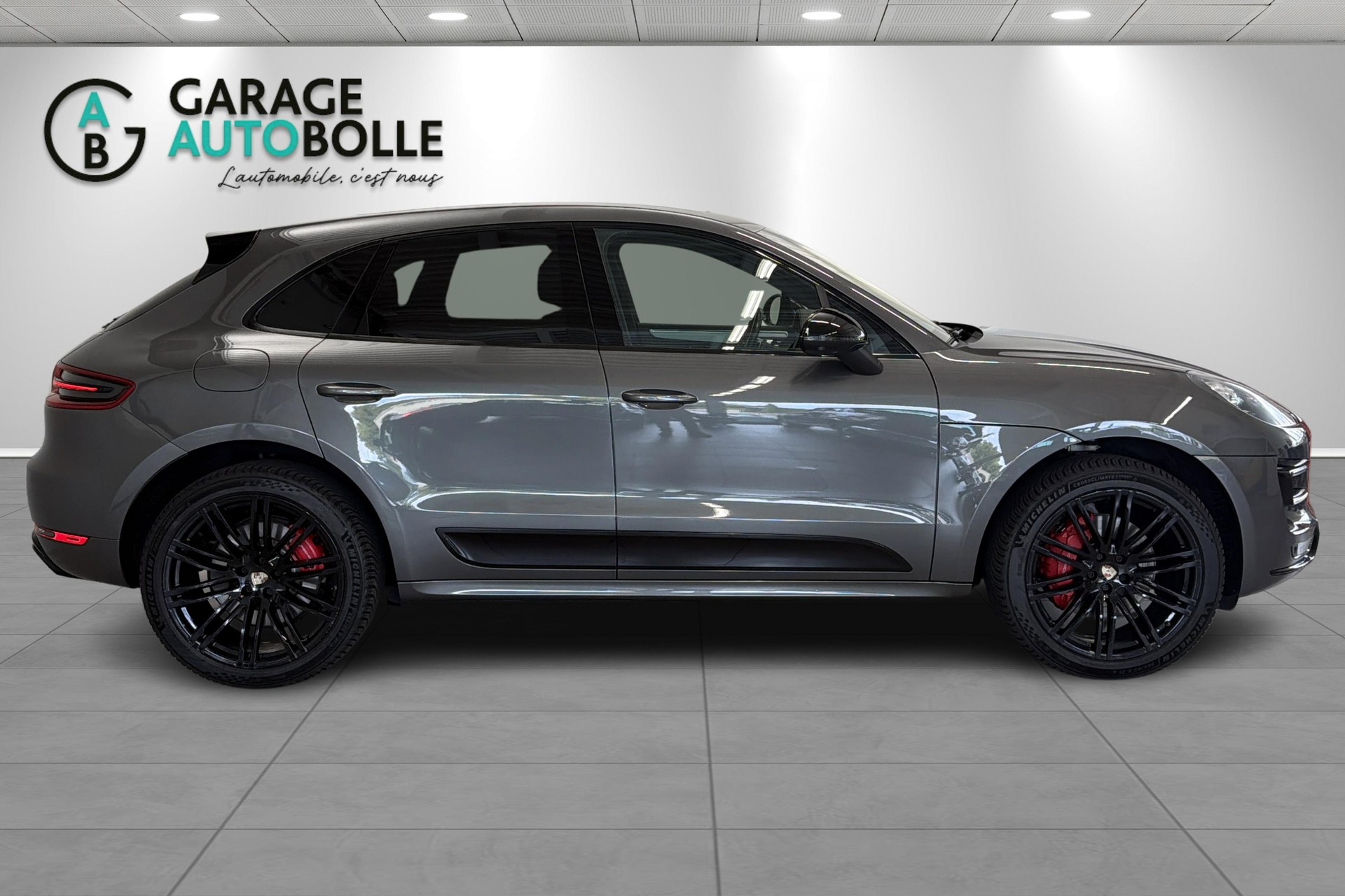 PORSCHE Macan Turbo PDK-showroom-element-2