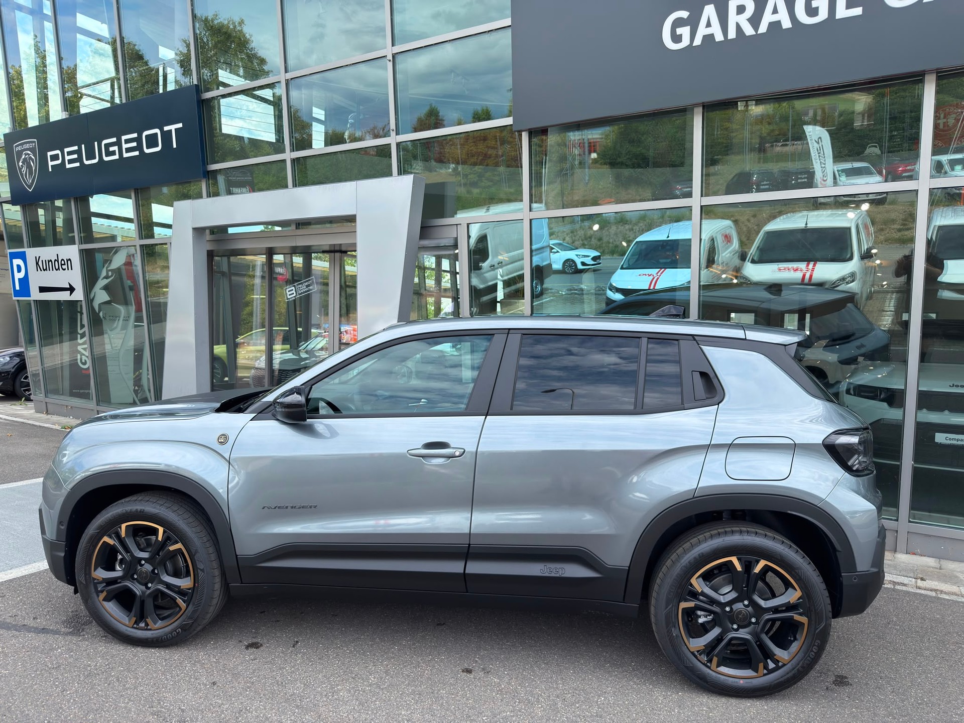 JEEP Avenger 1.2 MHEV 85th Anniversary 4xe PACK SKY-showroom-element-1