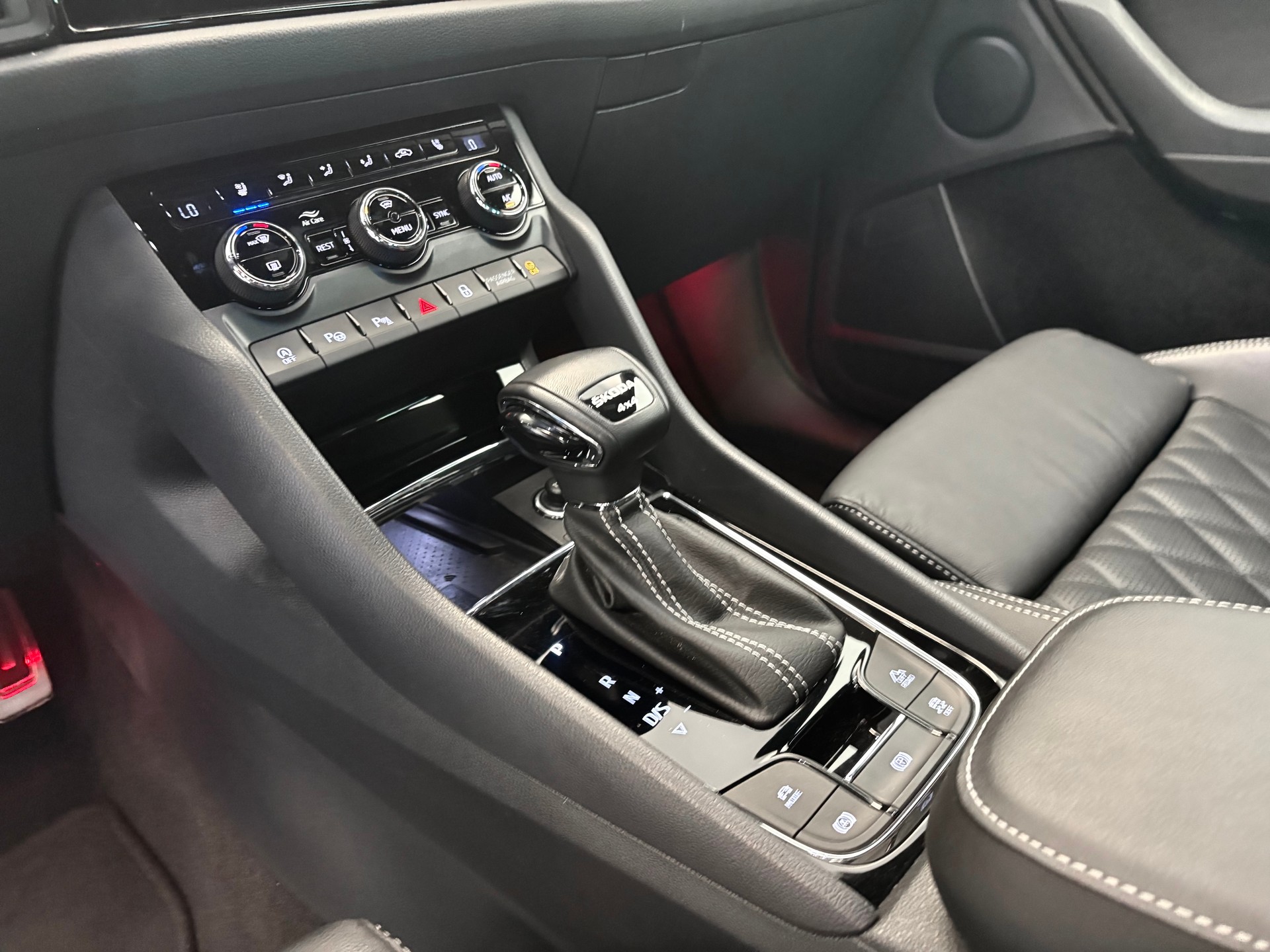 SKODA Kodiaq 2.0 TSI 4x4 SportLine AHK-2200 KG-image-17