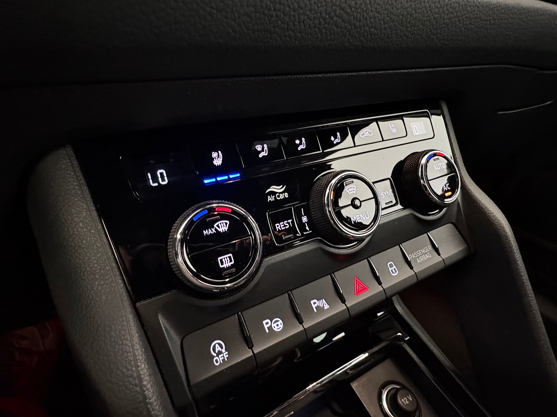 SKODA Kodiaq 2.0 TSI 4x4 SportLine AHK-2200 KG-image-33
