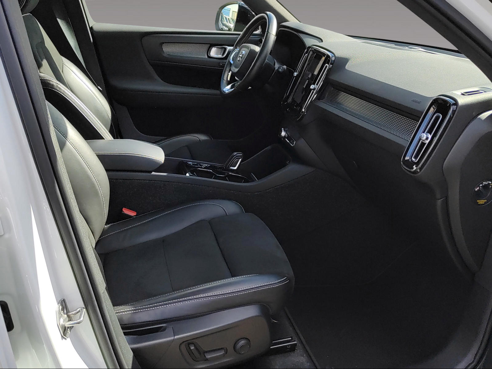 VOLVO XC40 1.5 T5 TE R-Design-image-12