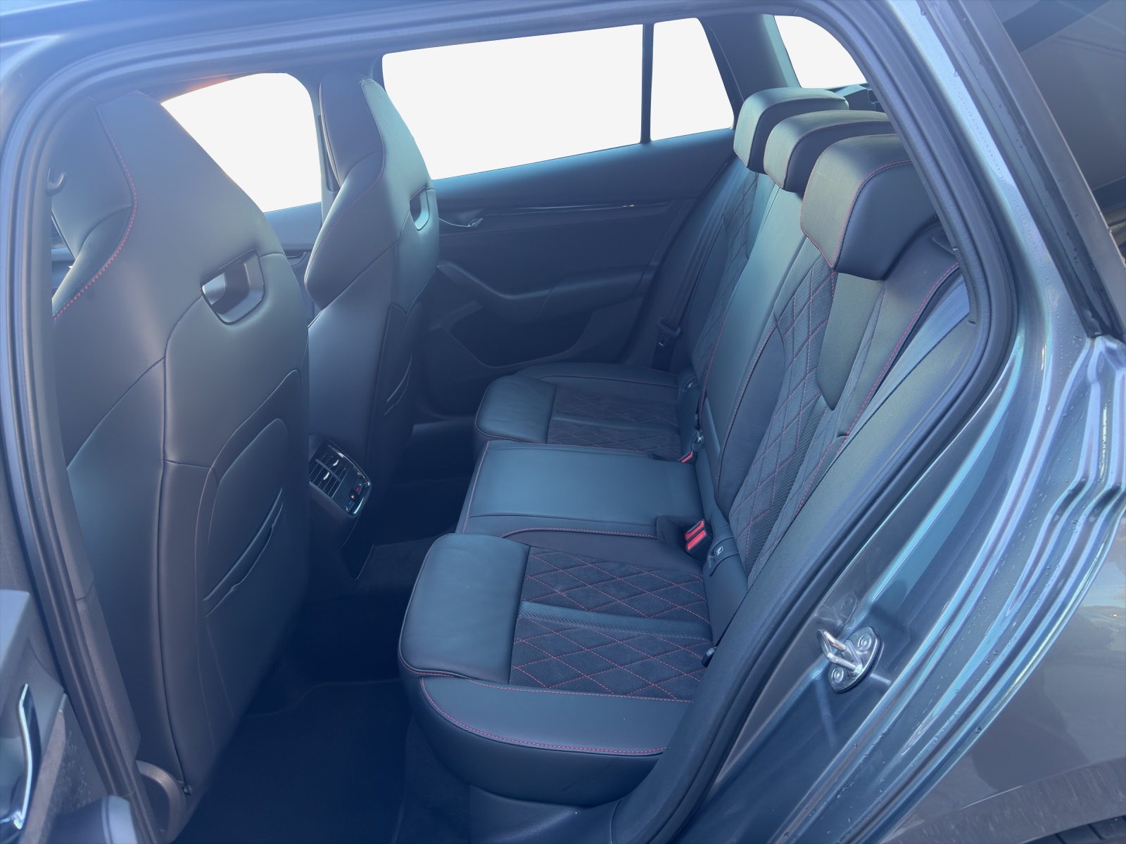 SKODA Octavia Combi 1.4 TSI PHEV DSG RS-image-11
