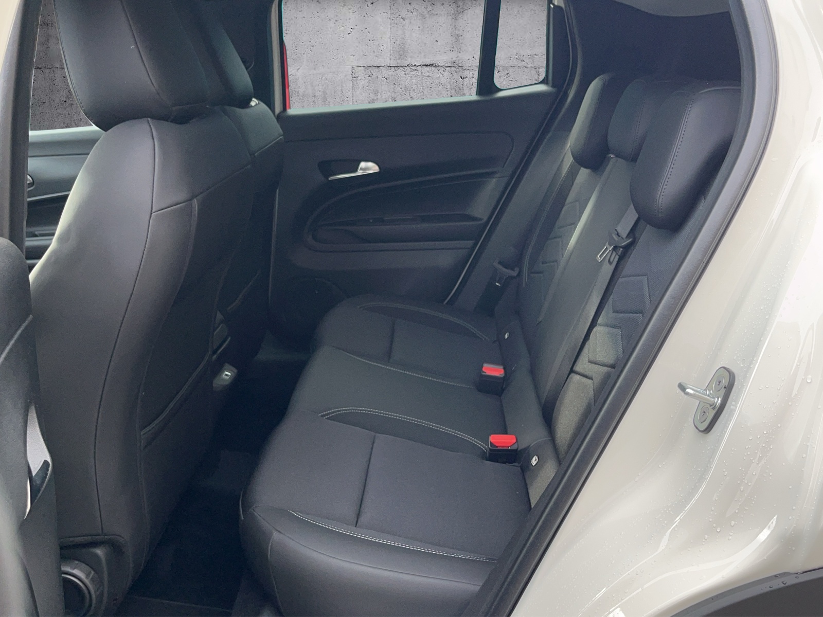 JEEP Avenger 1.2 MHEV Swiss Altitude-image-13