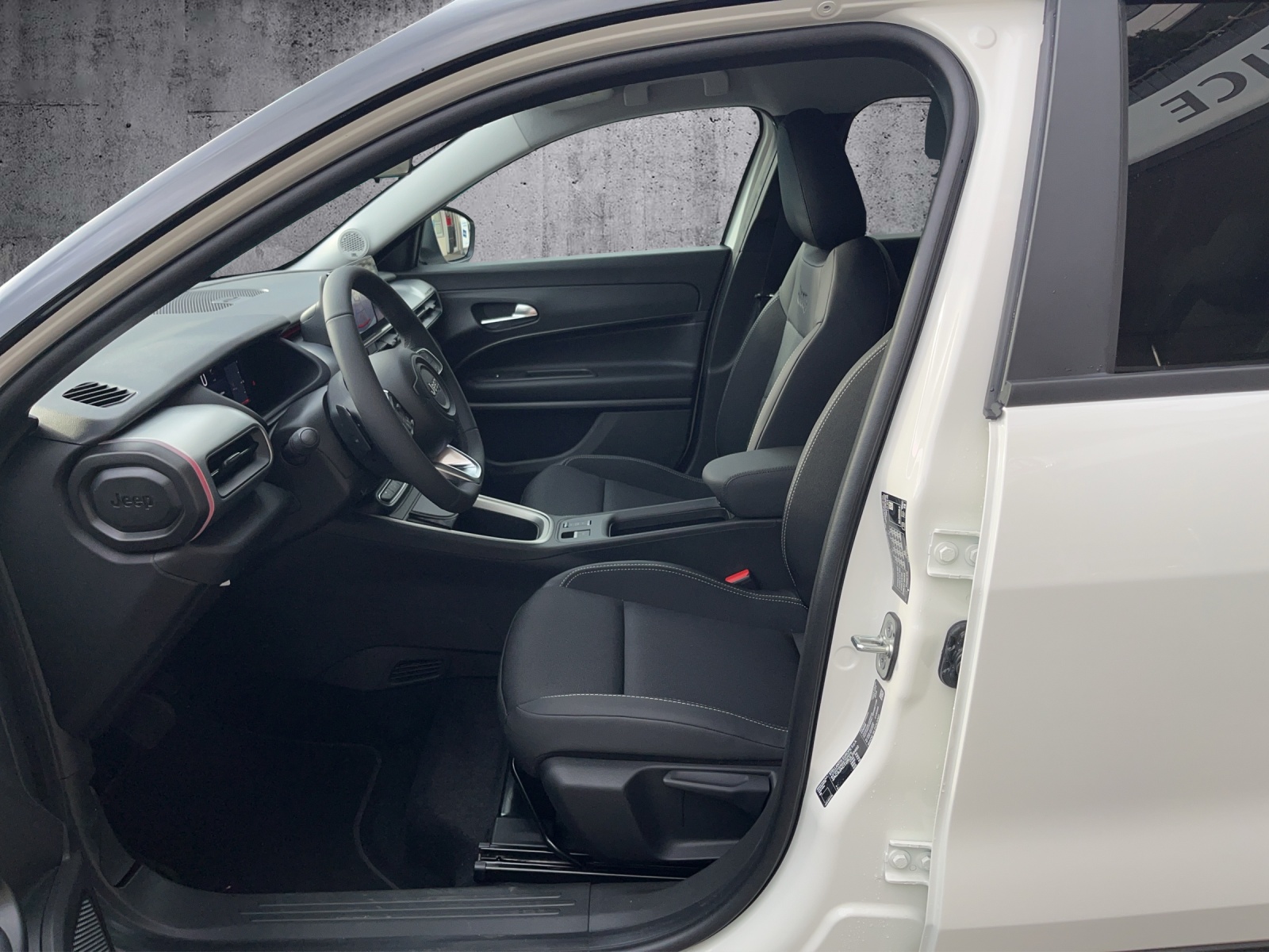 JEEP Avenger 1.2 MHEV Swiss Altitude-image-8