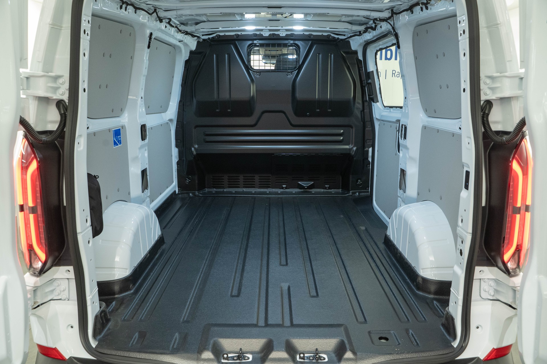 FORD E-Transit C Van 320 L1 Trend-image-4