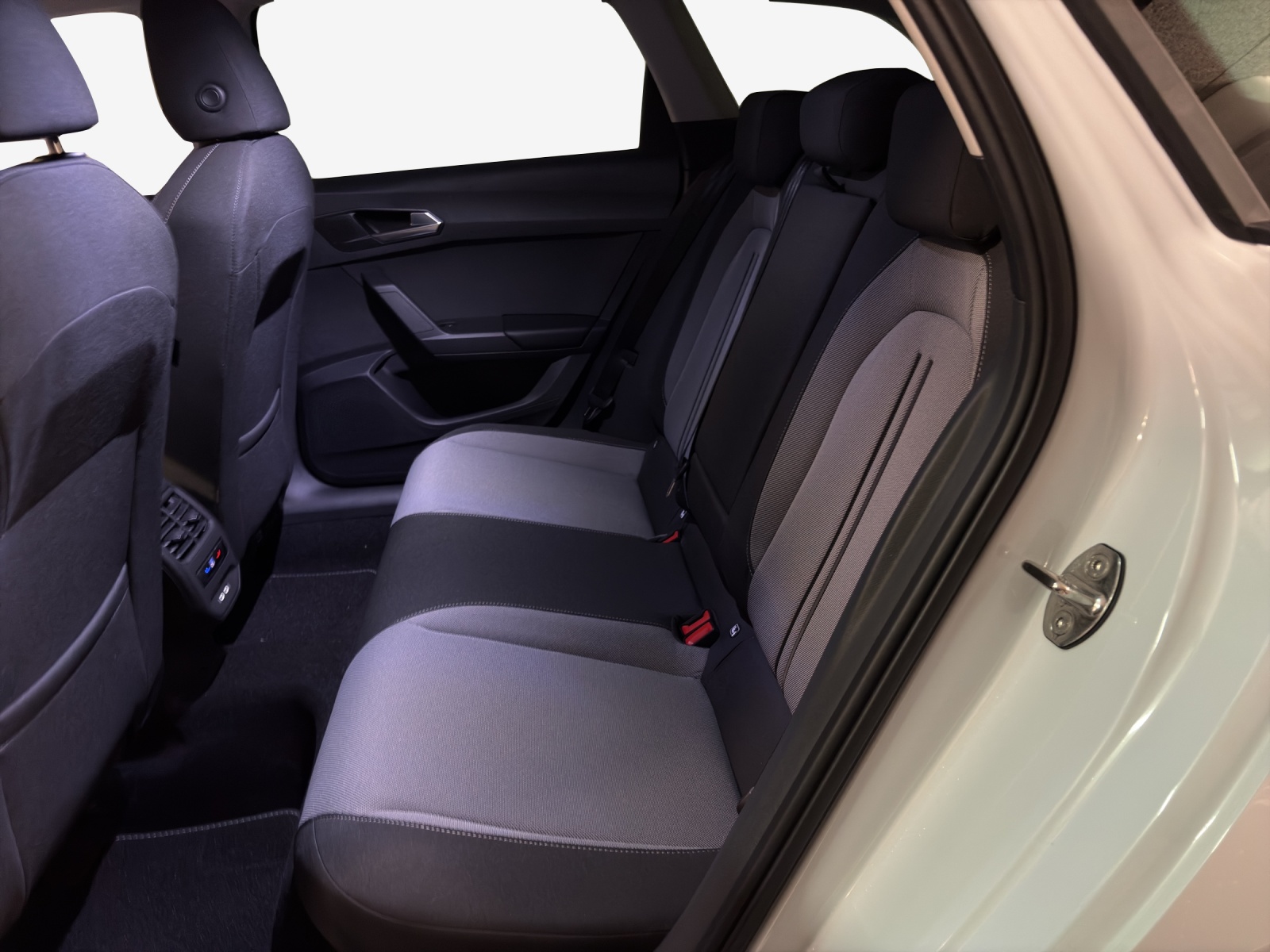 SEAT Leon ST 1.5 eHybrid pHEV DSG Business Edition-image-11