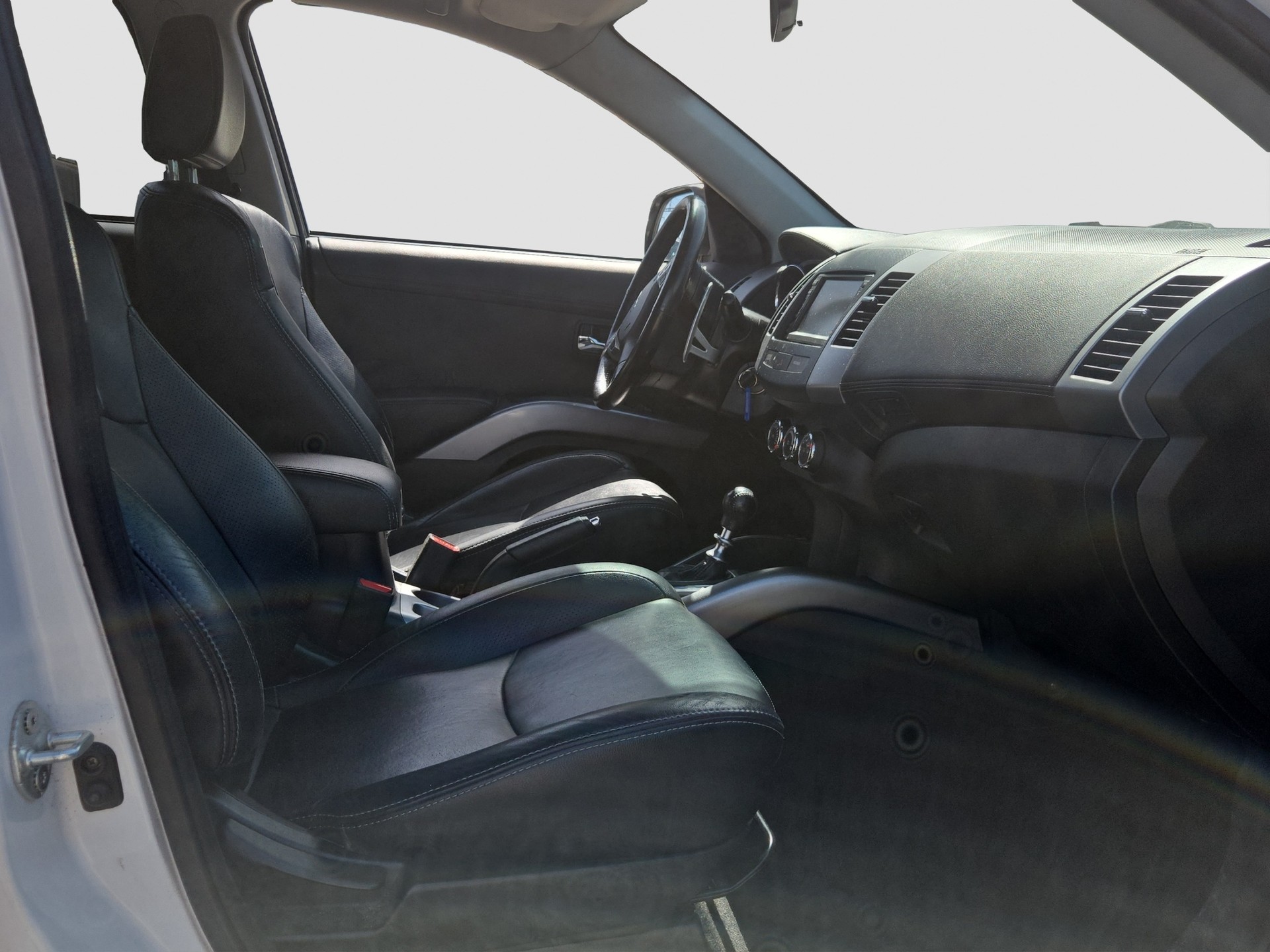 PEUGEOT 4007 2.2 HDi Platinum Edition DCS6-image-4