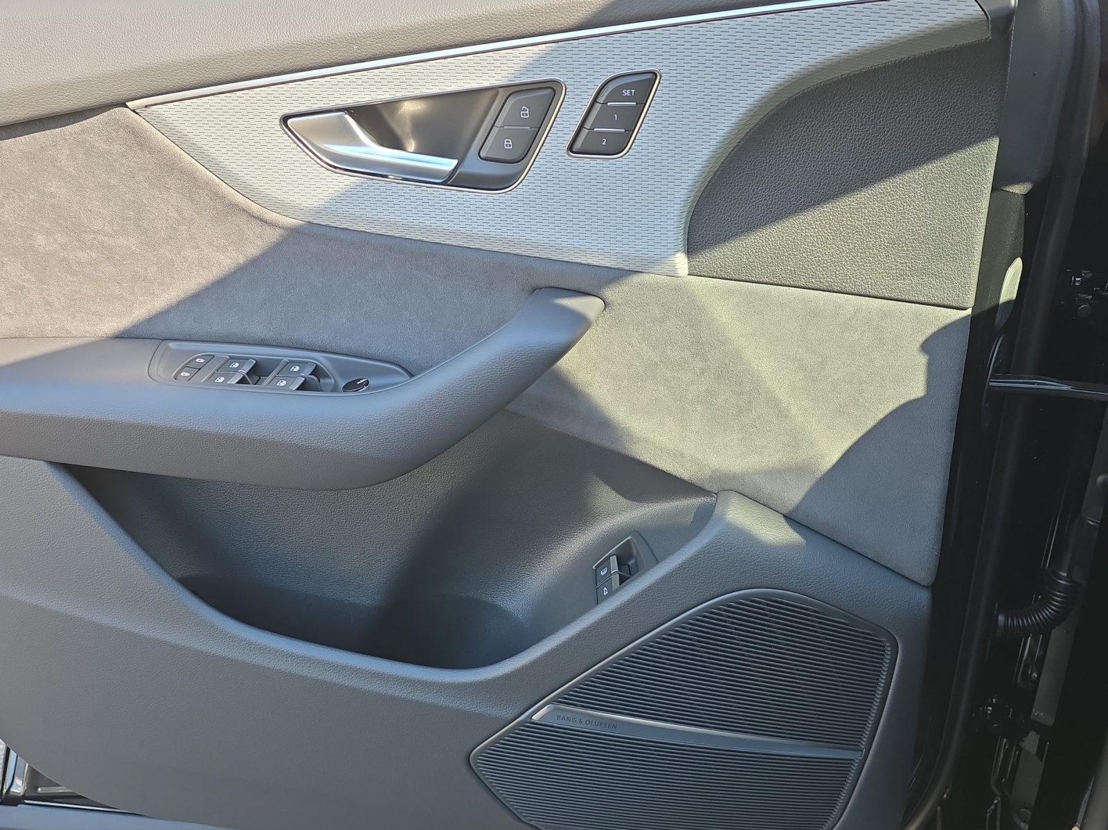 AUDI Q8 SUV TFSI e quattro 290 kW Attraction tiptronic-image-13